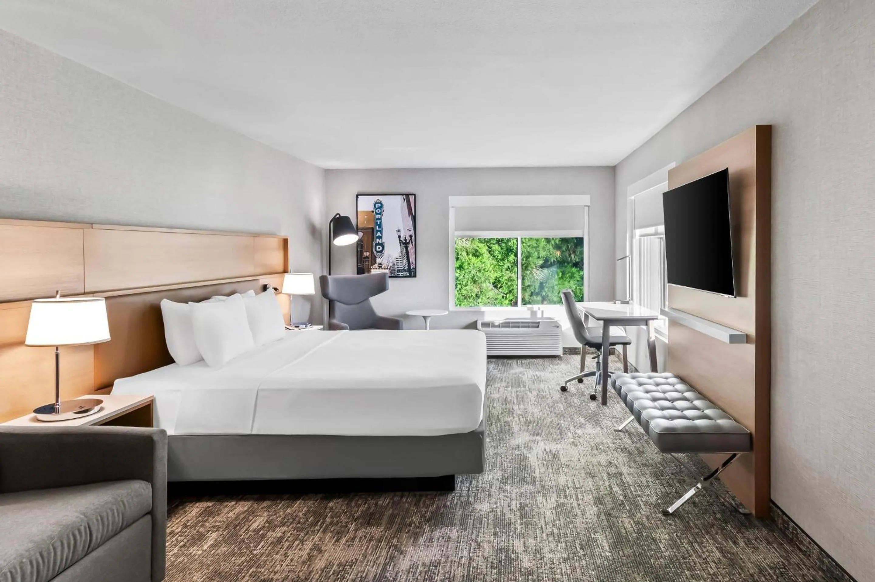 Bedroom, Bed in Radisson Hotel Portland Airport