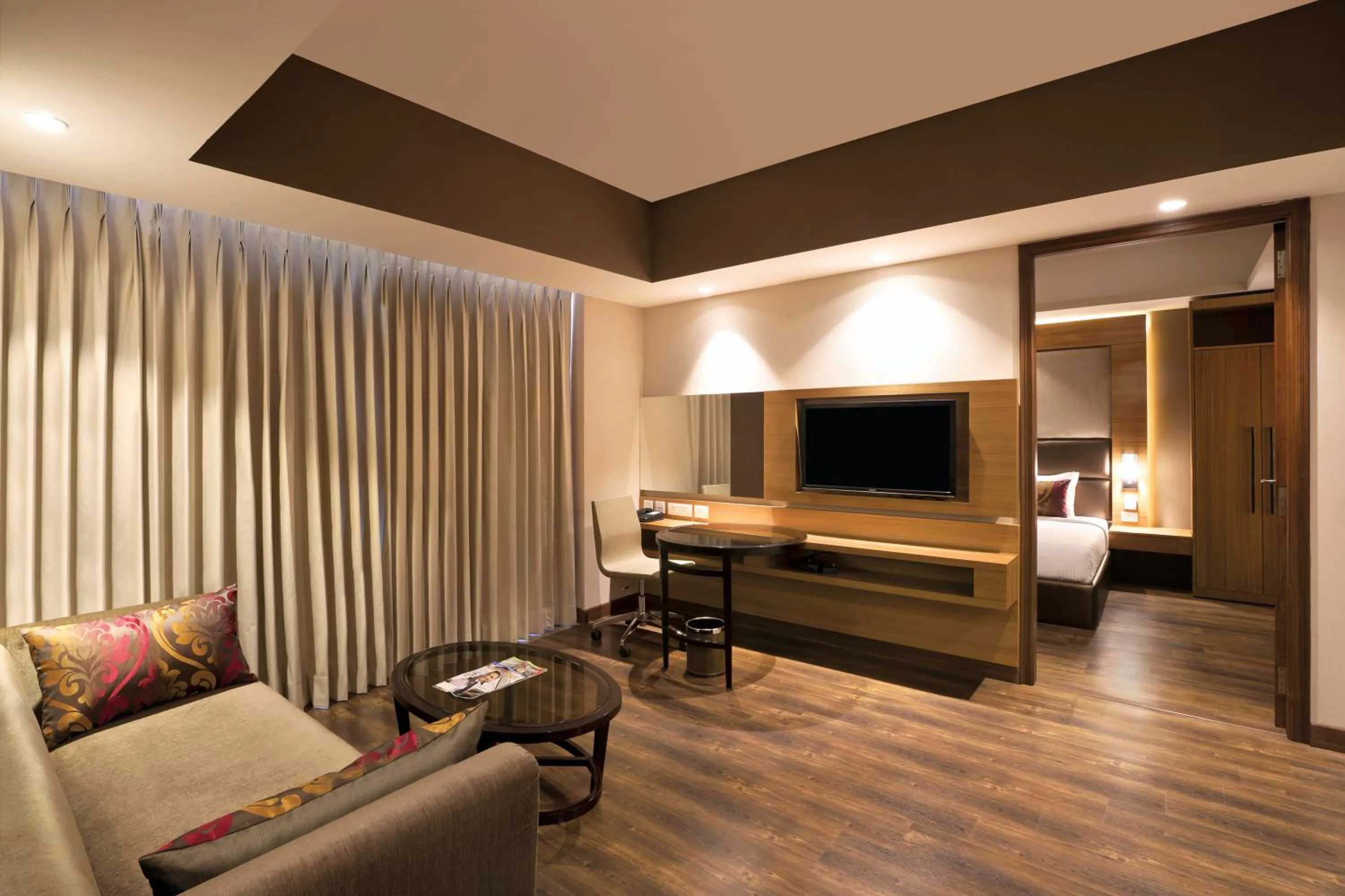 Living room, Bed in Lemon Tree Hotel, Sector 68, Sohna Road, Gurugram