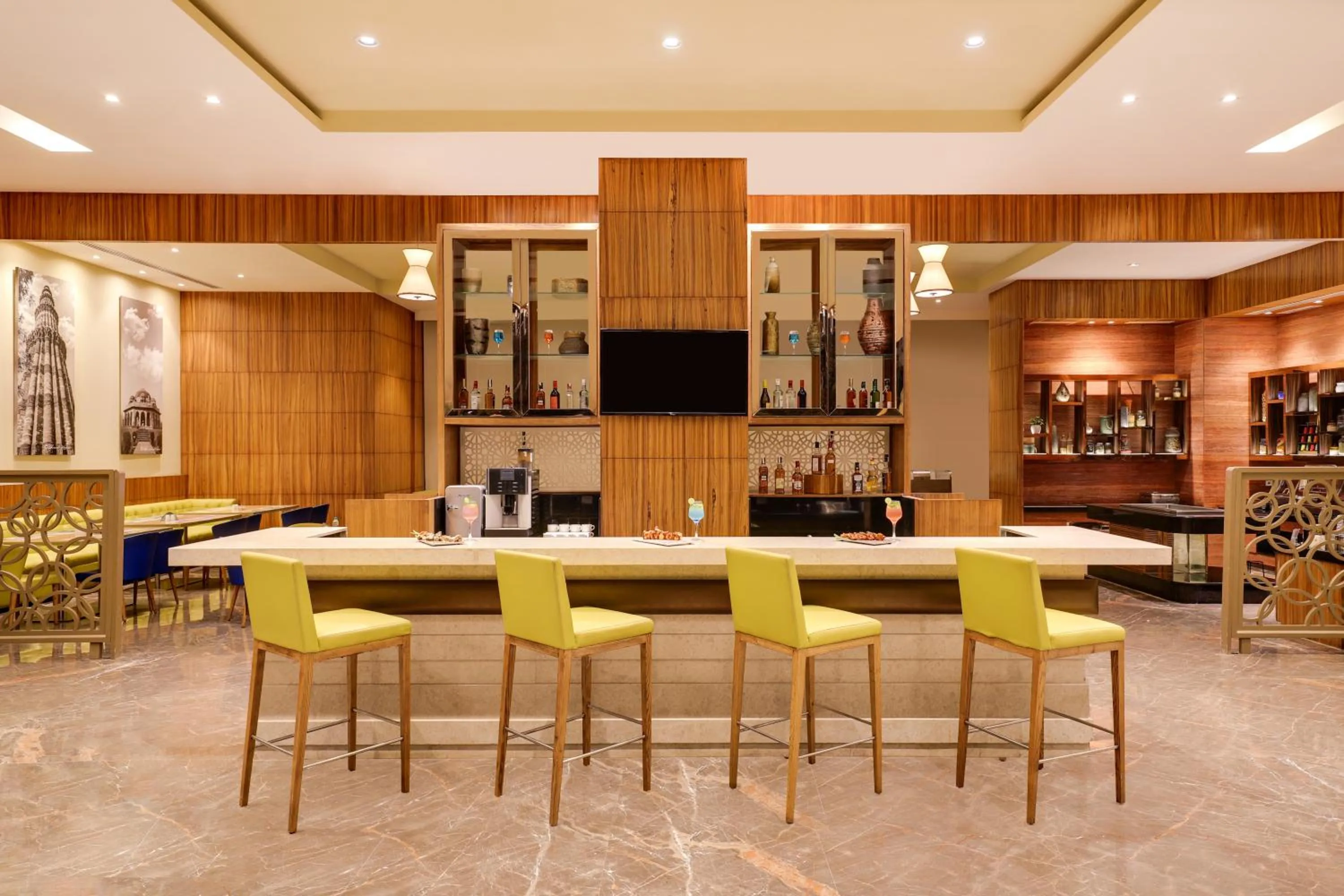 Lounge or bar in Lemon Tree Hotel, Sector 68, Sohna Road, Gurugram