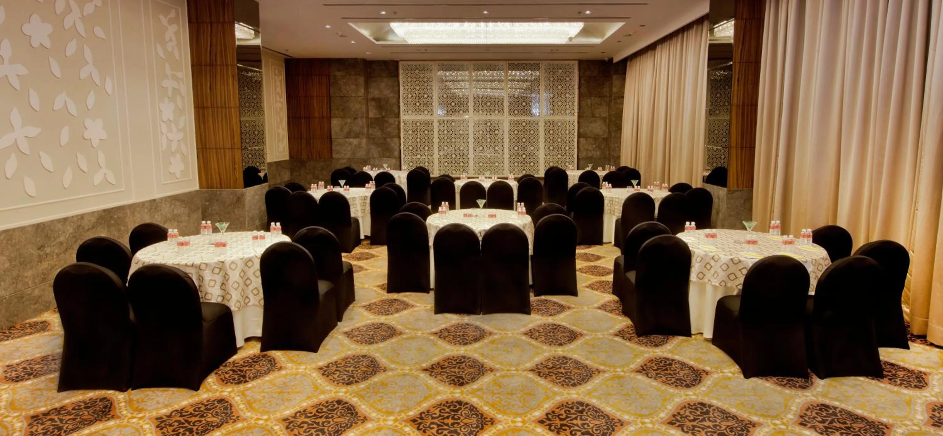 Banquet/Function facilities in Lemon Tree Hotel, Sector 68, Sohna Road, Gurugram
