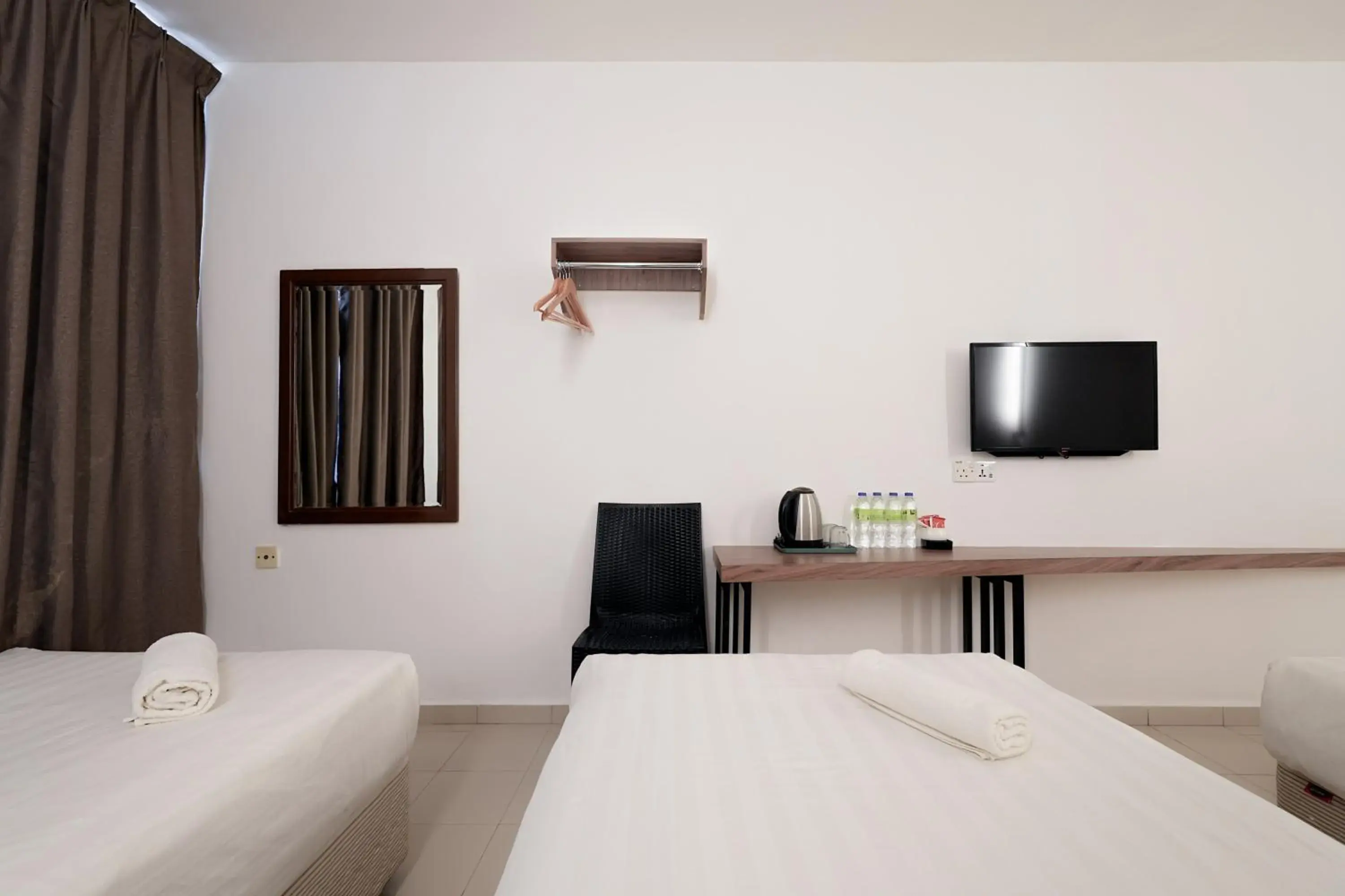 Deluxe Room With 4 Single Bed in T Hotel Anggerik Deluxe Room With 4 Single Bed in T Hotel Anggerik