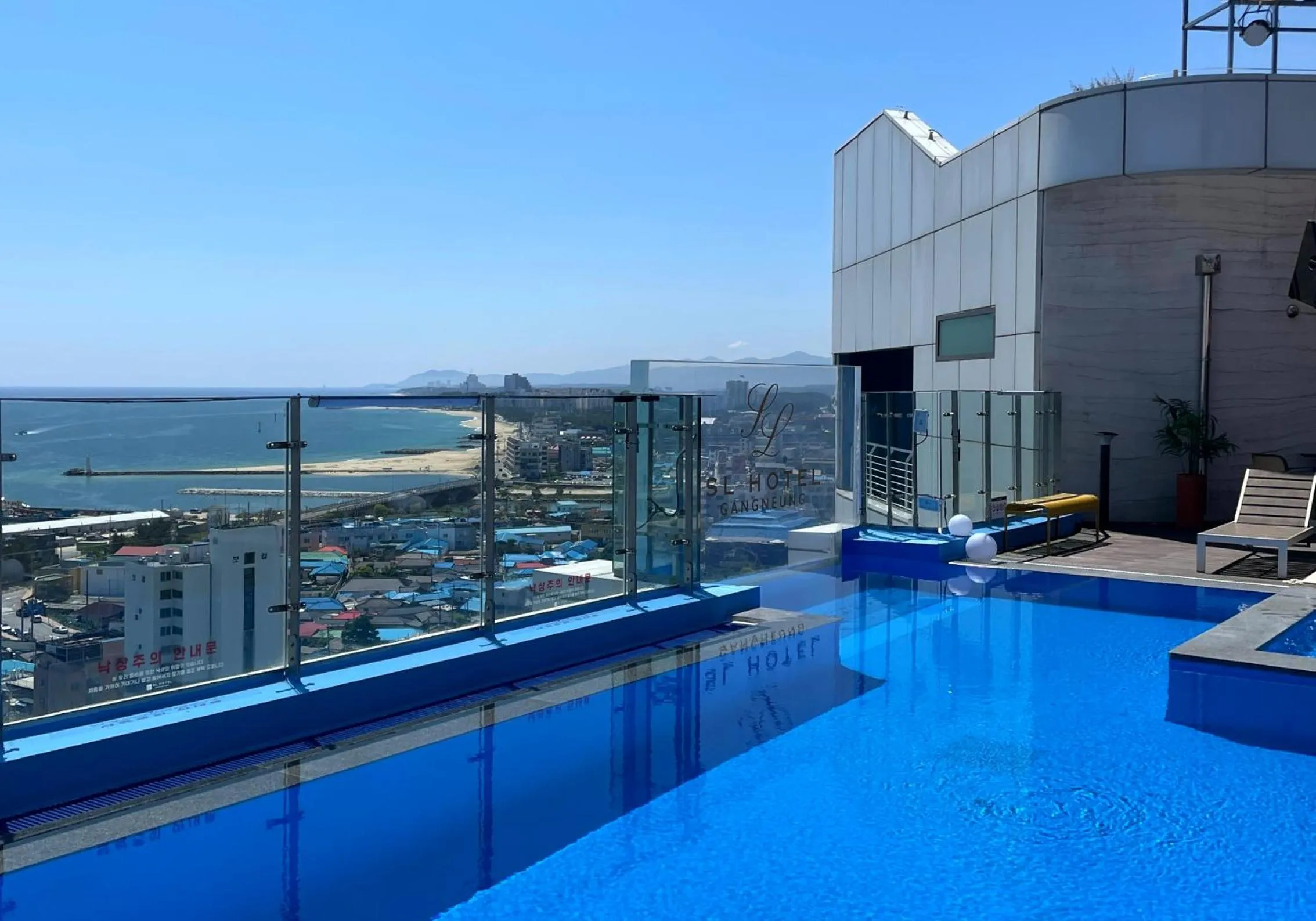 Swimming pool in SL Hotel Gangneung