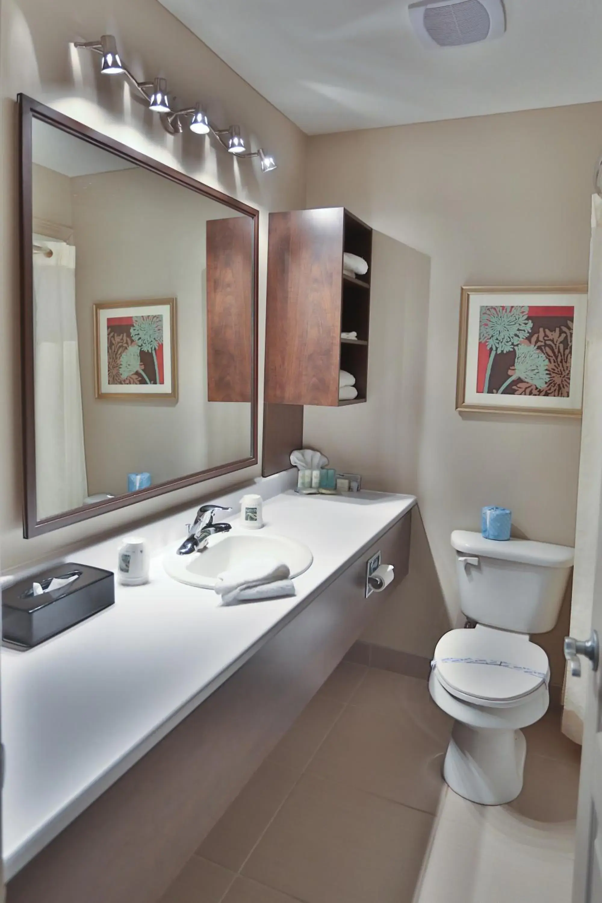 Quadruple Room with Balcony in Hotel Le Versailles Quadruple Room with Balcony in Hotel Le Versailles