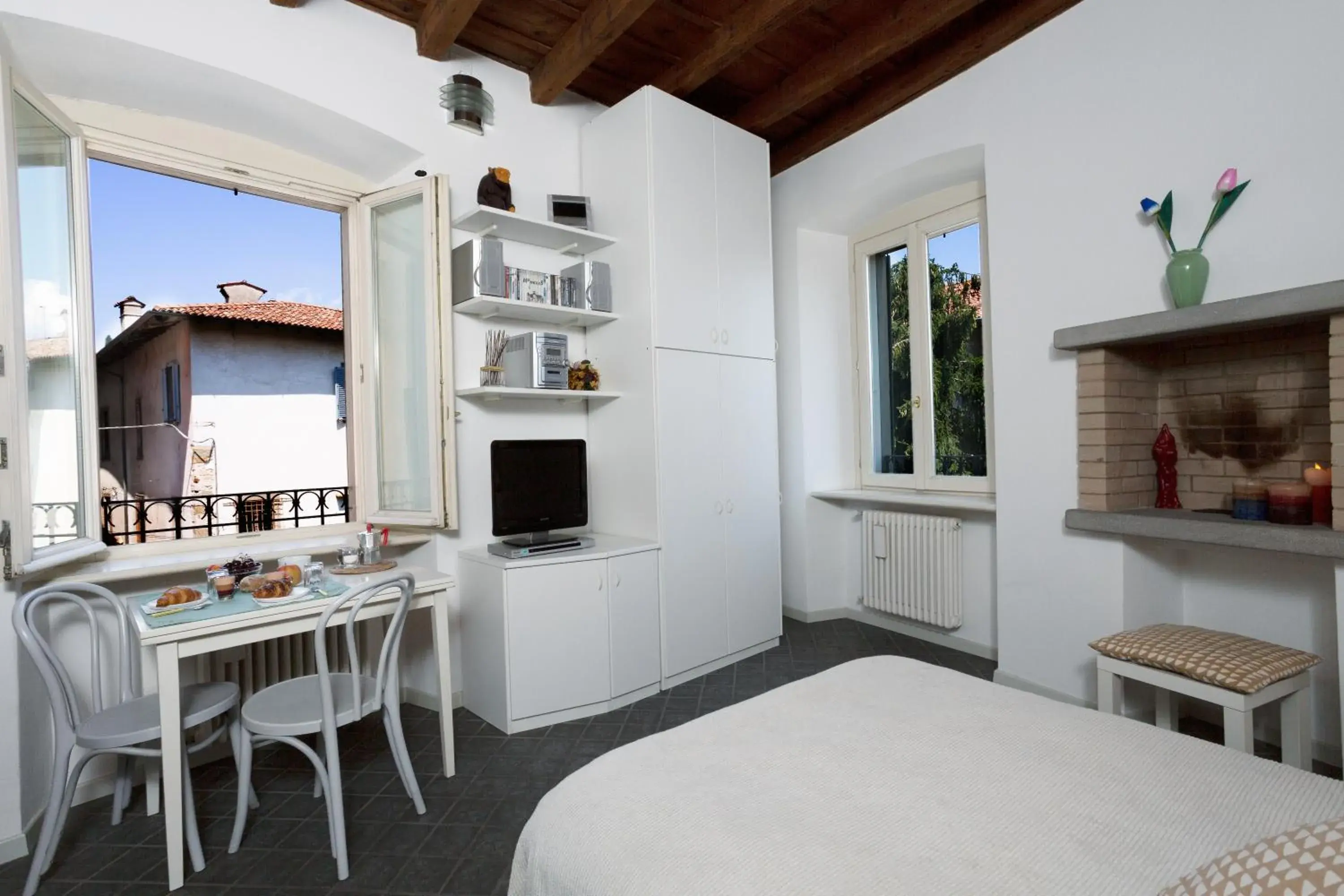 Studio Apartment with One Double Bed - Via Tassis 17 in La Castellana Studio Apartment with One Double Bed - Via Tassis 17 in La Castellana