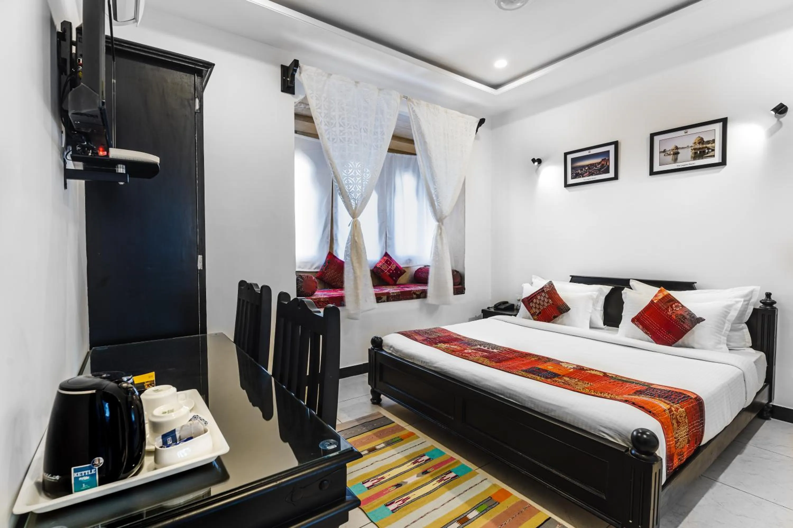 Photo of the whole room, Bed in The Legend Haveli