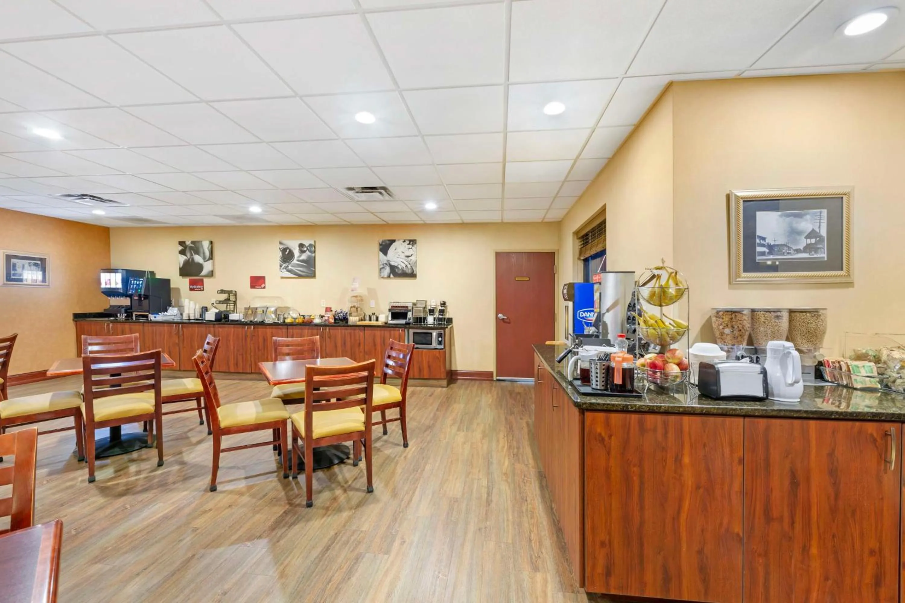 Breakfast in Best Western PLUS Victor Inn & Suites