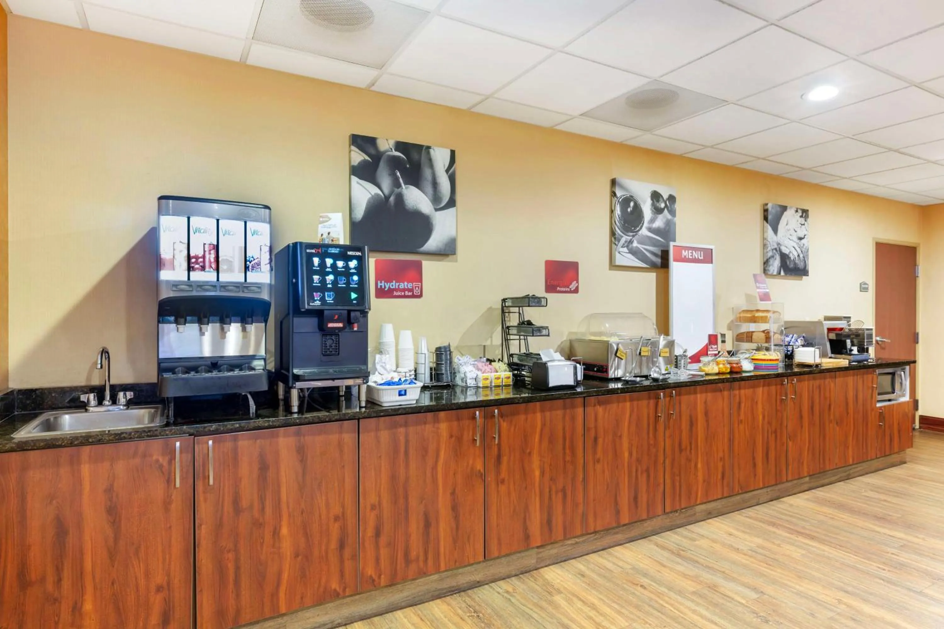 Breakfast in Best Western PLUS Victor Inn & Suites