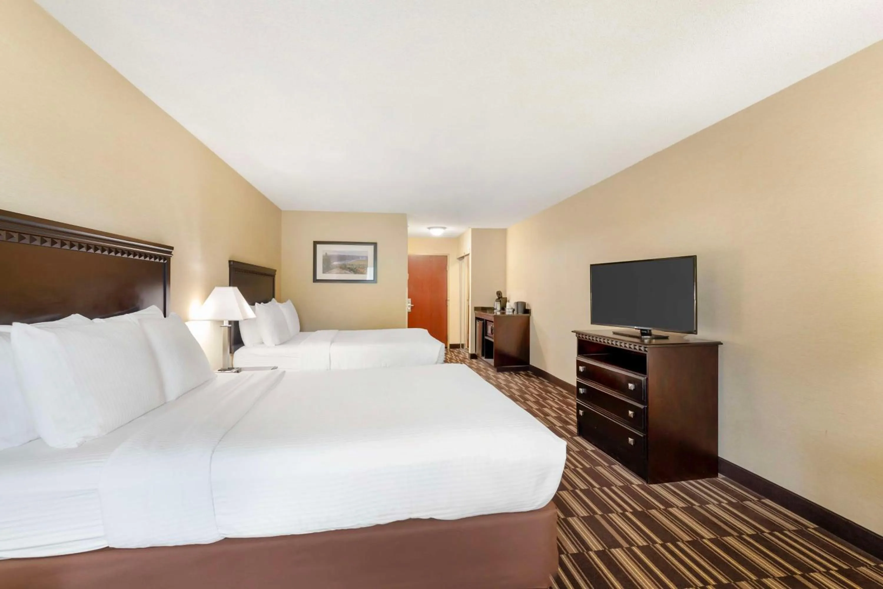 Bedroom, Bed in Best Western PLUS Victor Inn & Suites