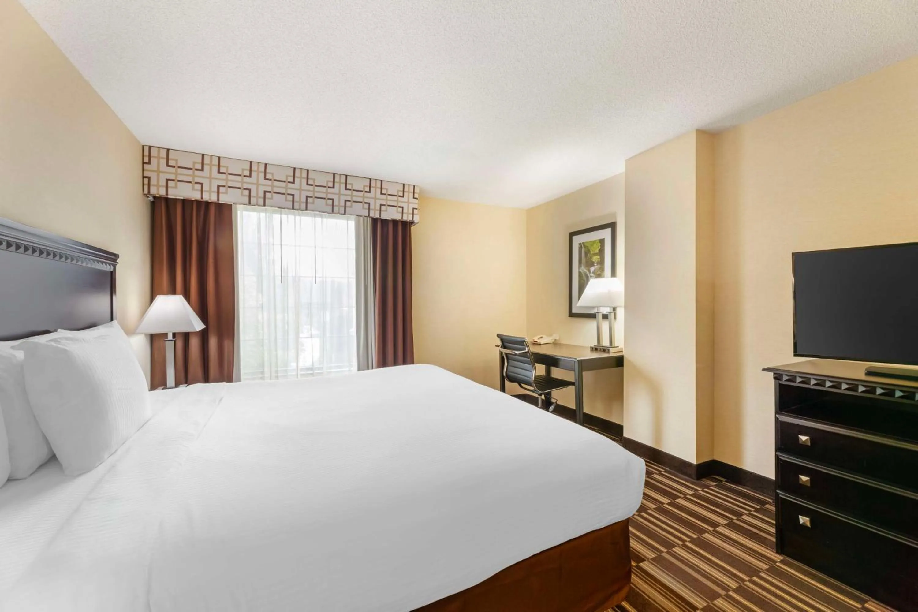 Bedroom, Bed in Best Western PLUS Victor Inn & Suites