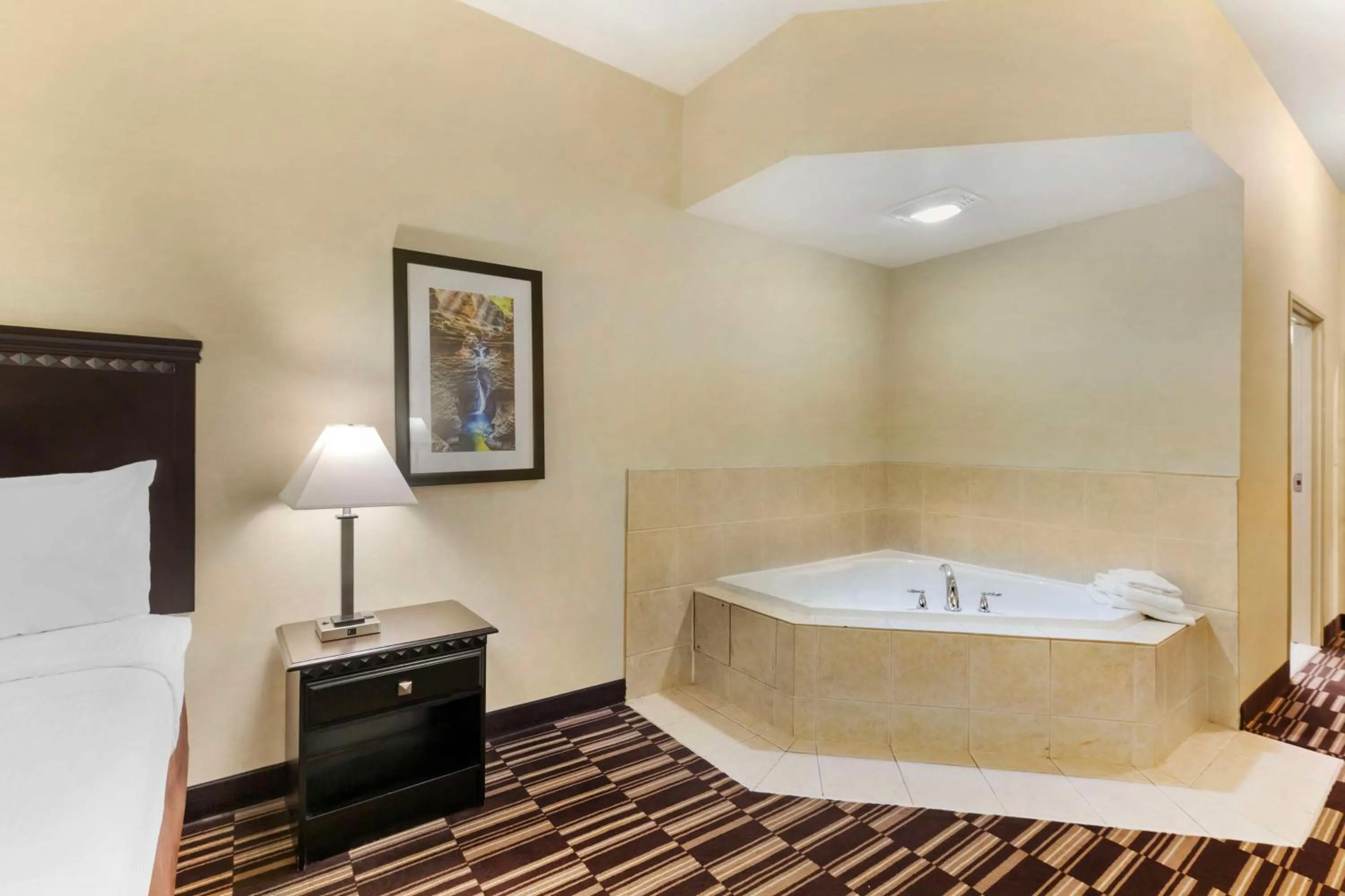 Bedroom, Bed in Best Western PLUS Victor Inn & Suites