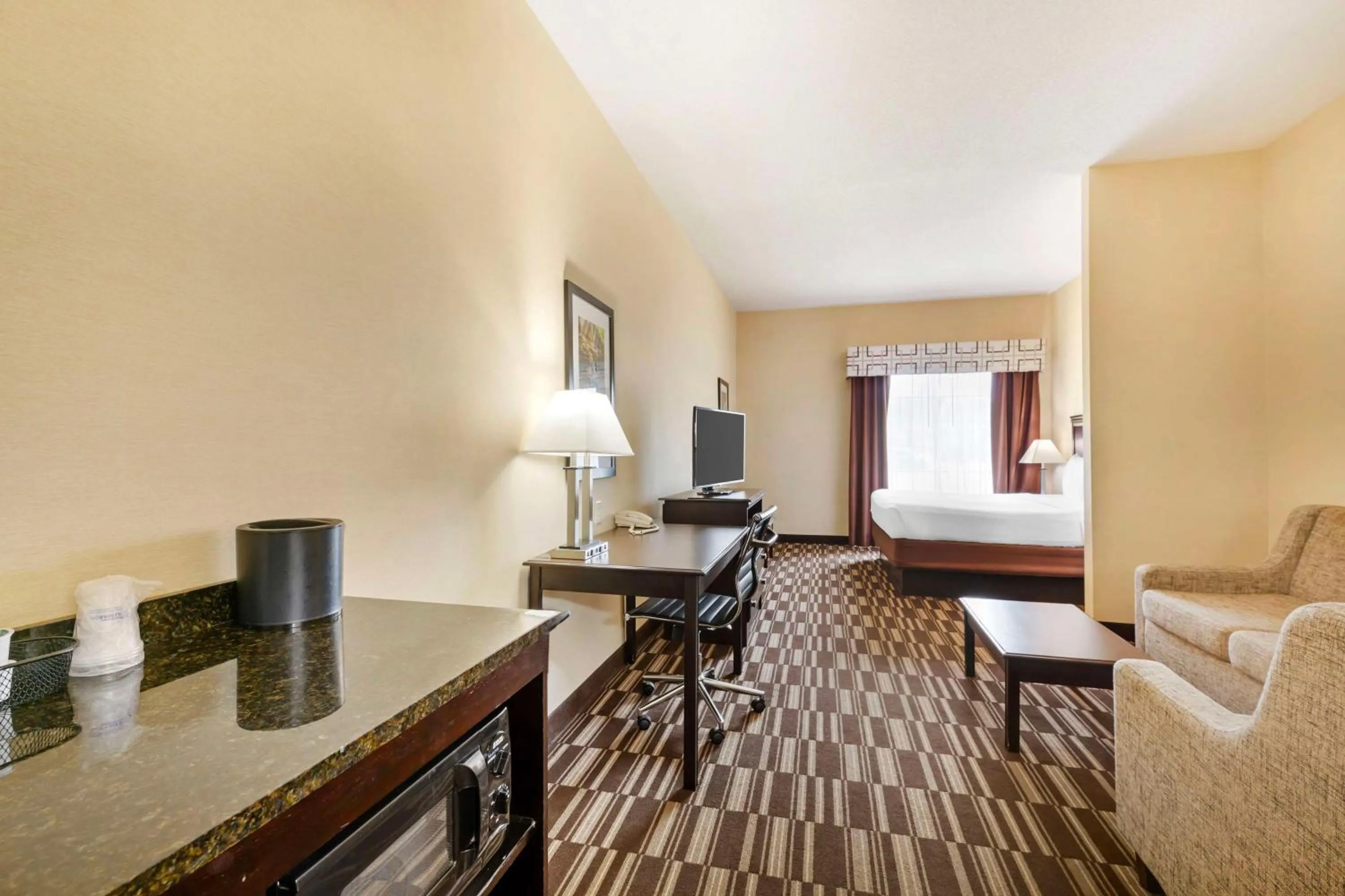 Bedroom, Bed in Best Western PLUS Victor Inn & Suites