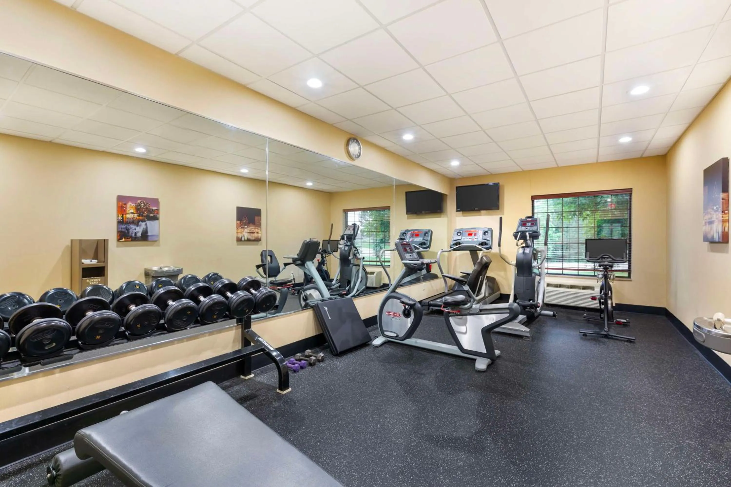 Fitness centre/facilities in Best Western PLUS Victor Inn & Suites
