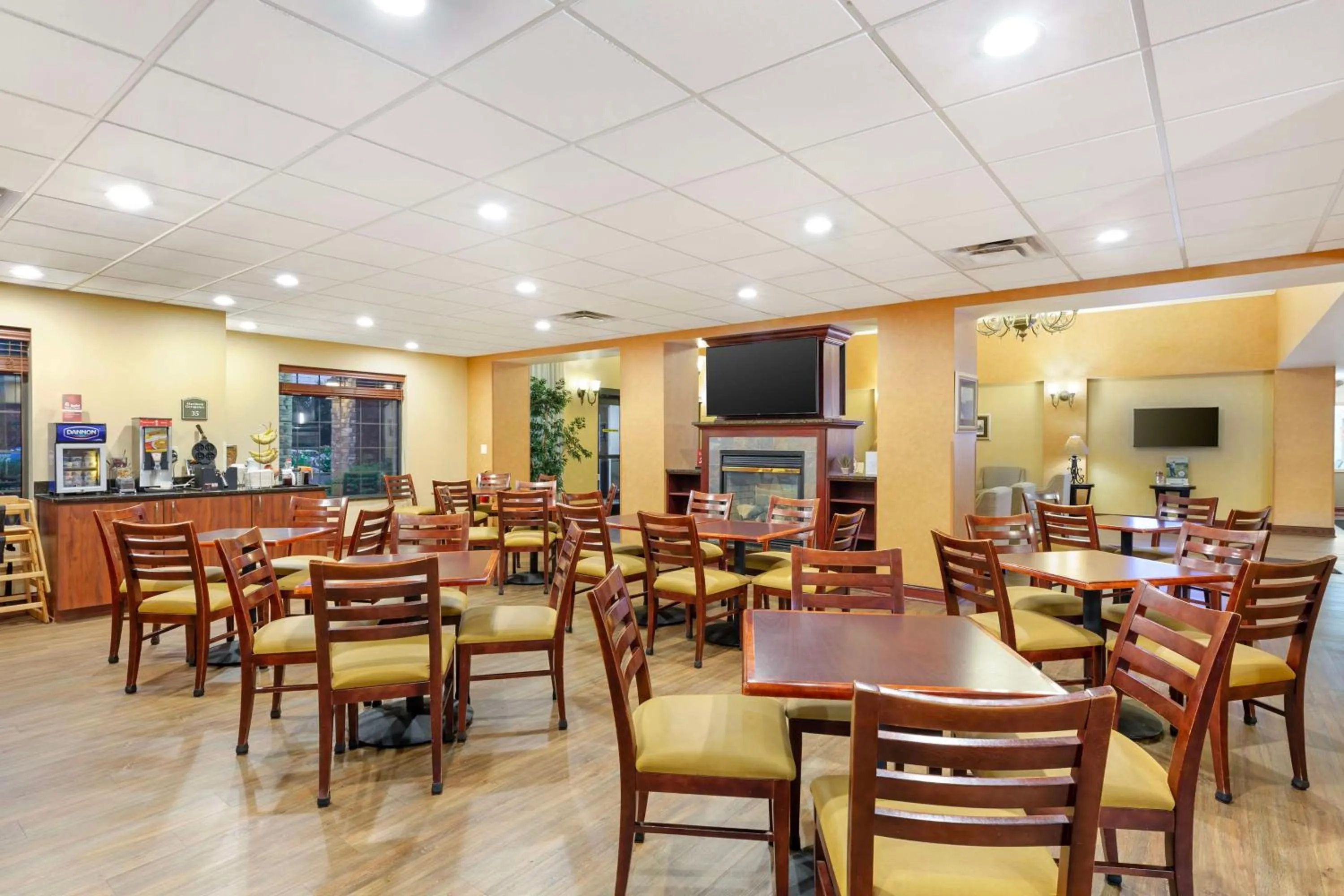 Breakfast in Best Western PLUS Victor Inn & Suites