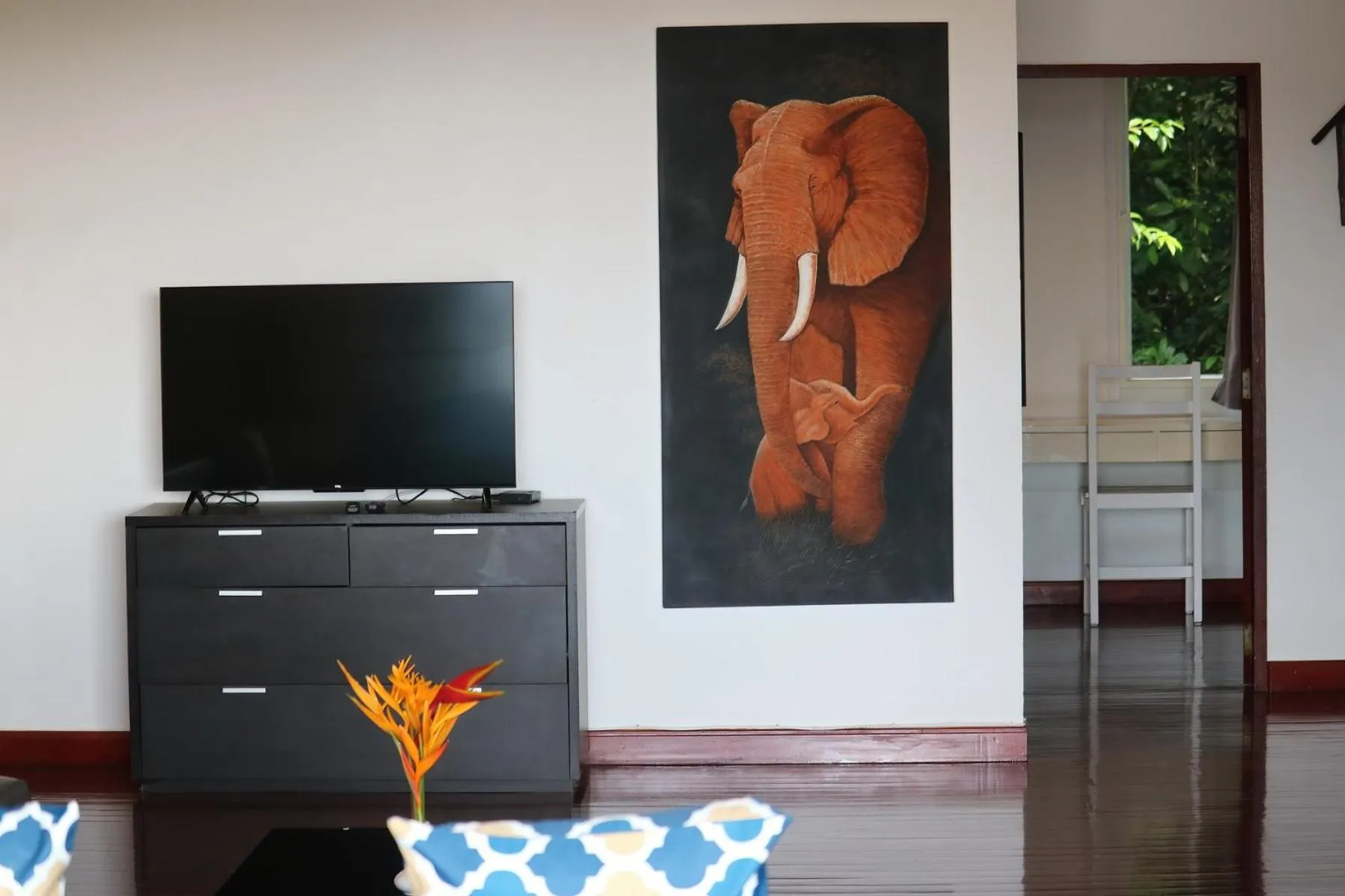 Communal lounge/ TV room in White Flower Lanta