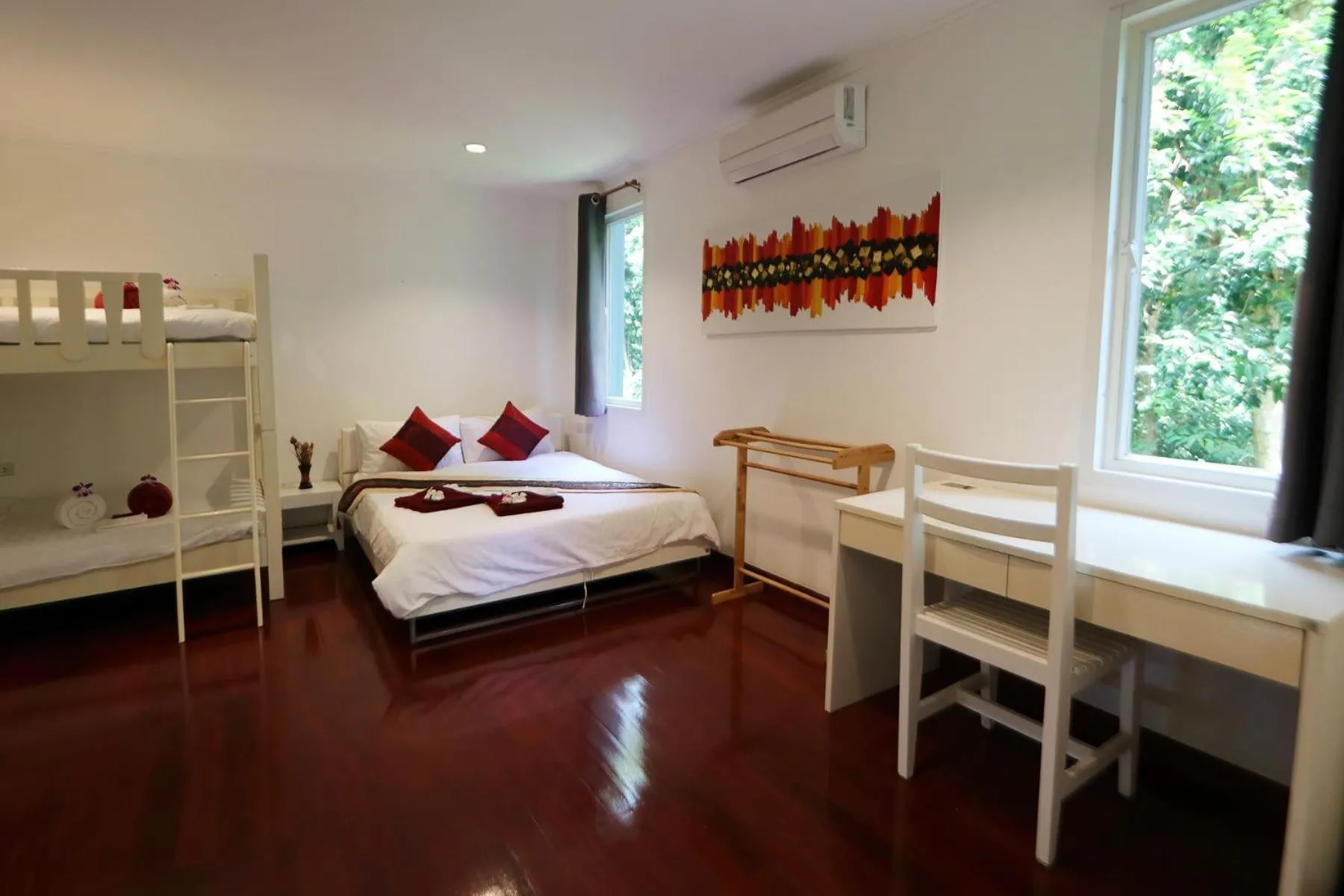 Bedroom, Bed in White Flower Lanta