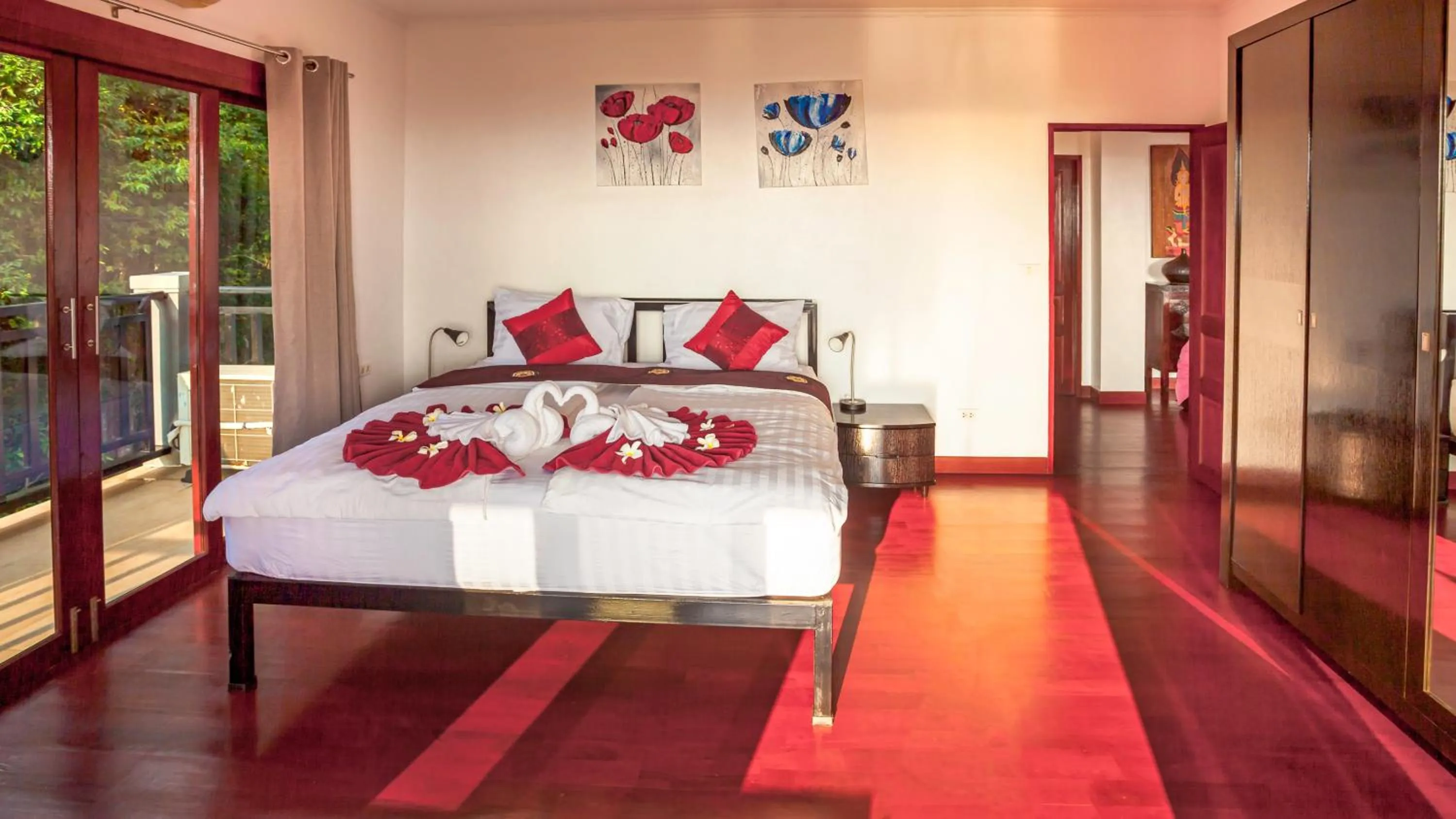 Bedroom, Bed in White Flower Lanta