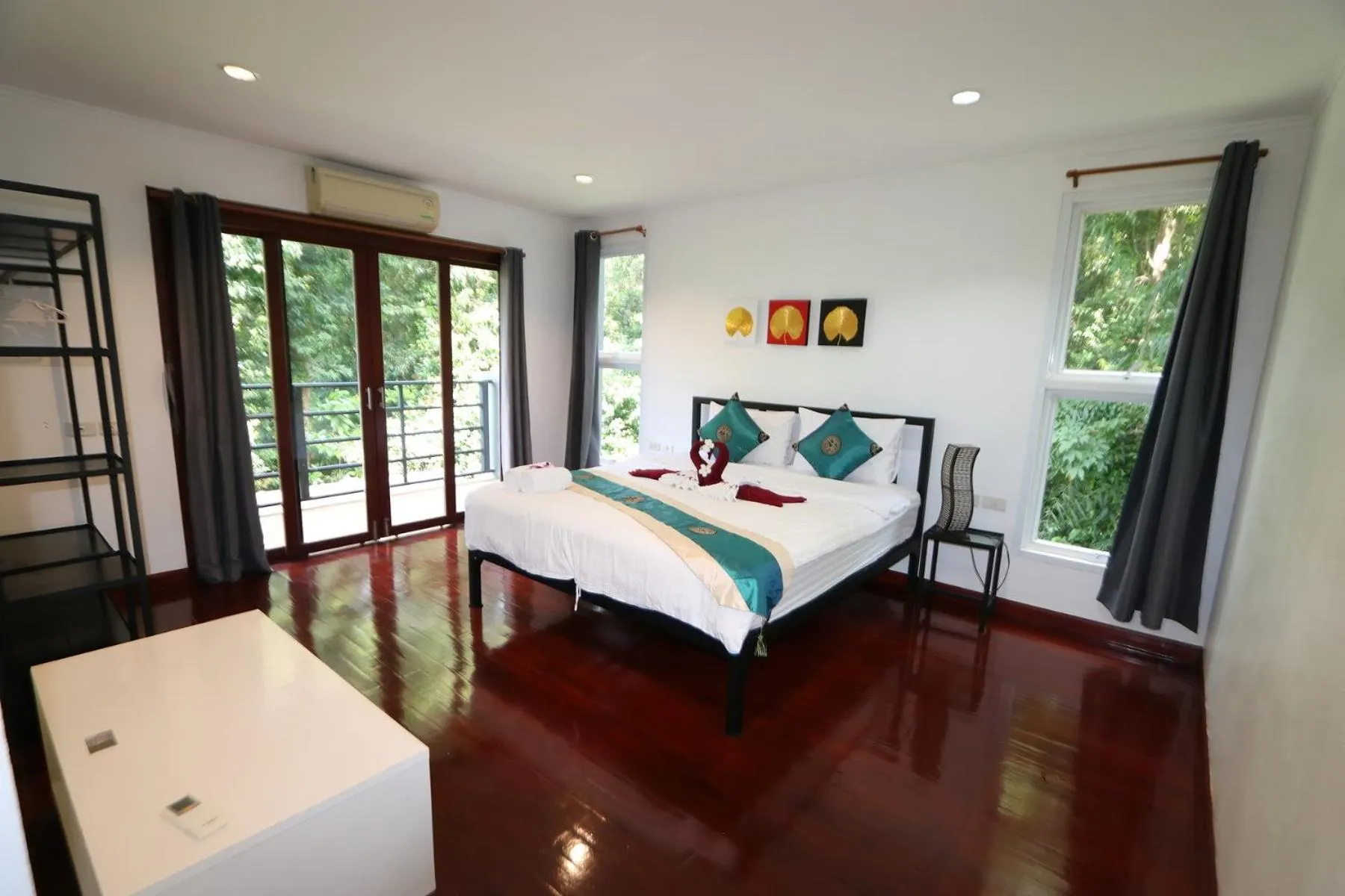 Bed in White Flower Lanta