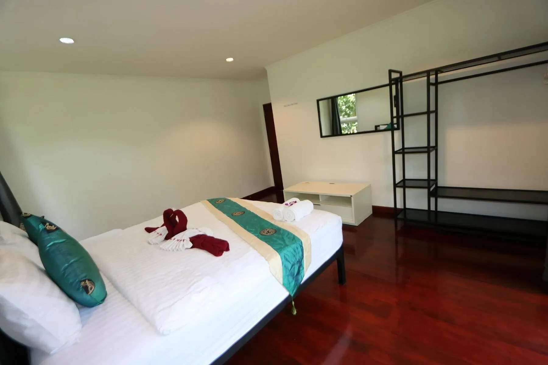 Bed in White Flower Lanta