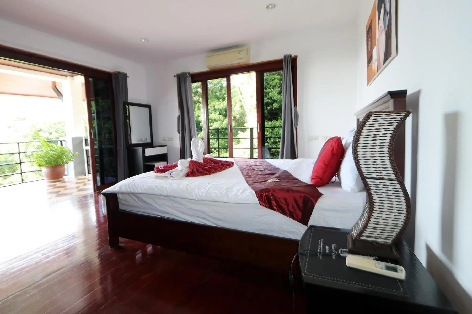 Bed in White Flower Lanta