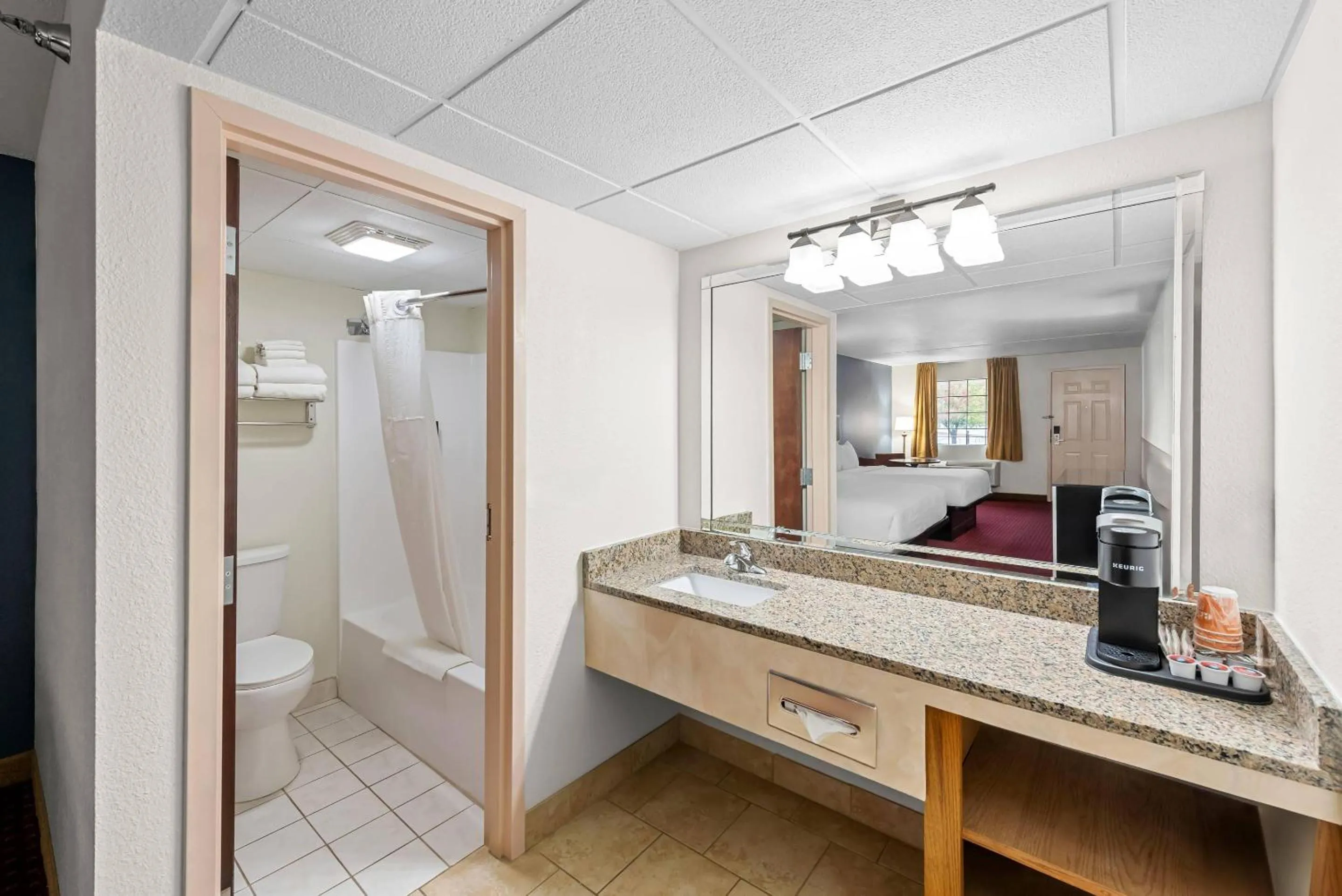 Bedroom in Clarion Inn Branson