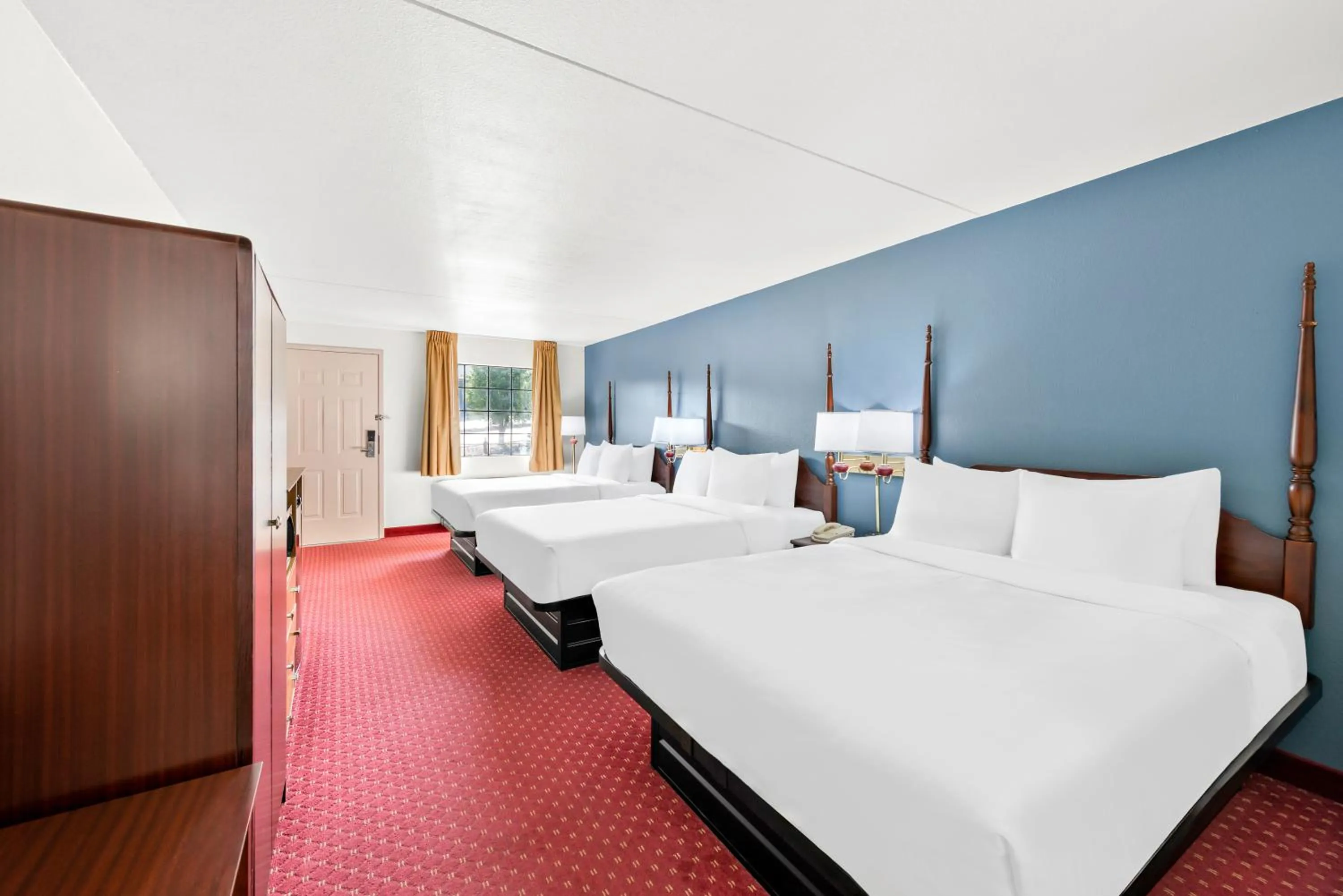 Bed in Clarion Inn Branson