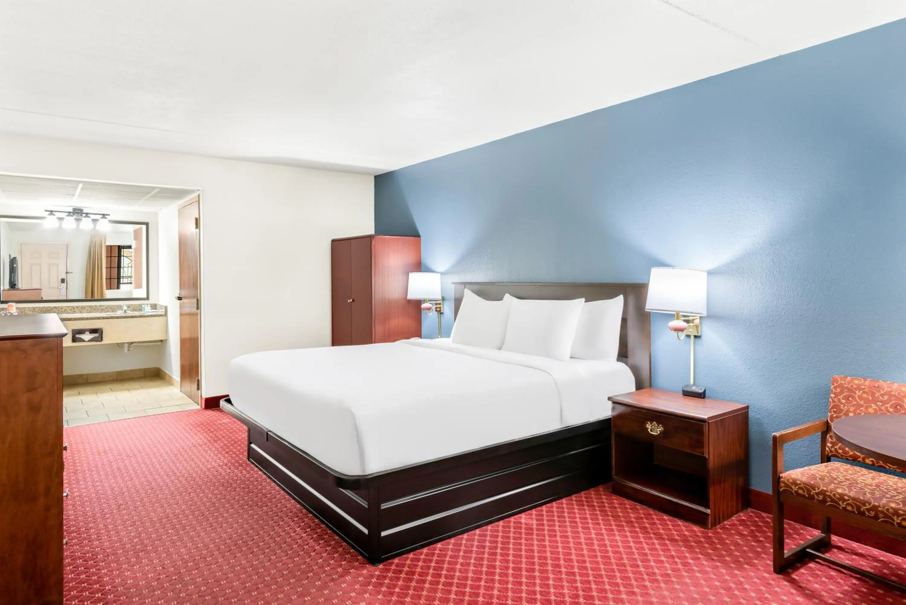 Bed in Clarion Inn Branson