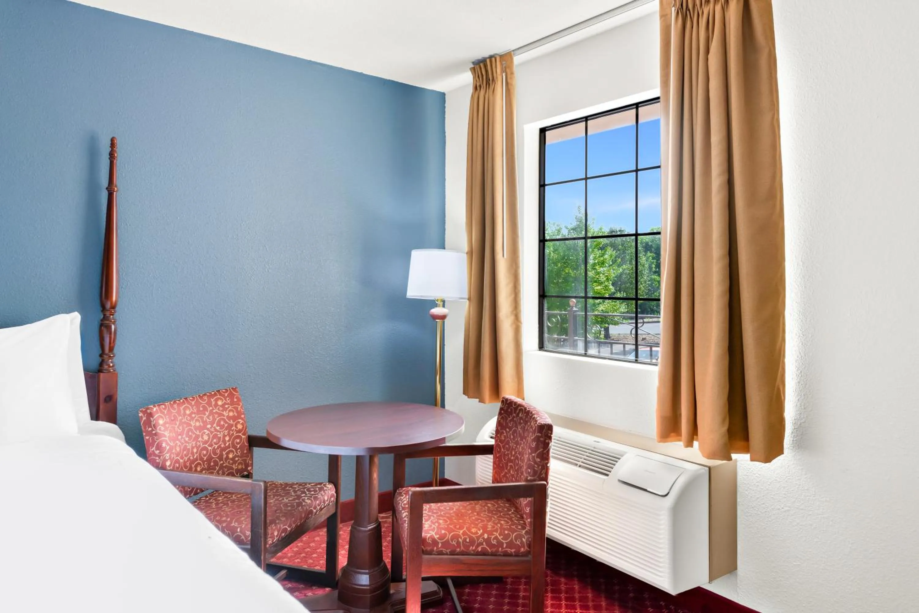 Bed in Clarion Inn Branson