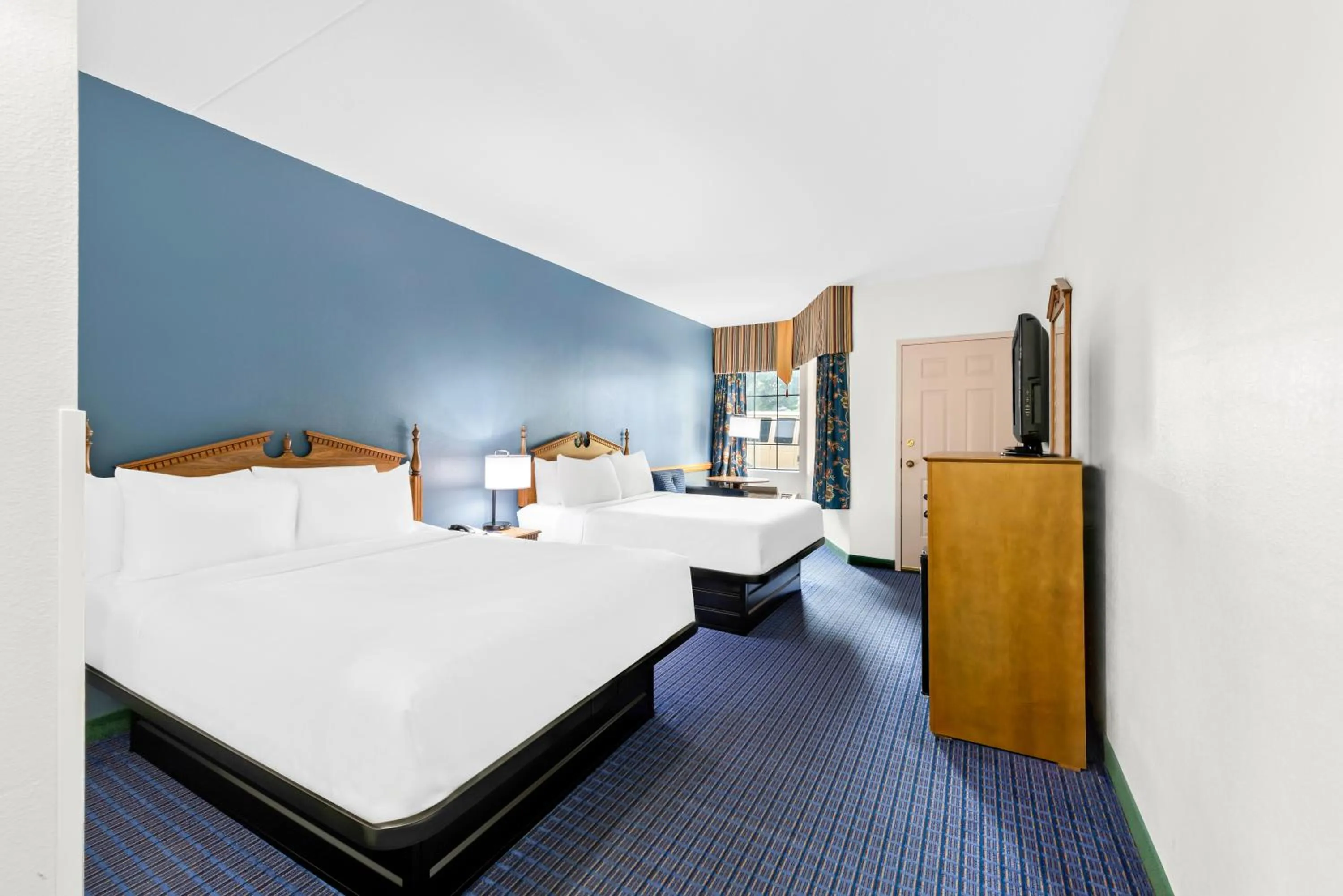 Bed in Clarion Inn Branson