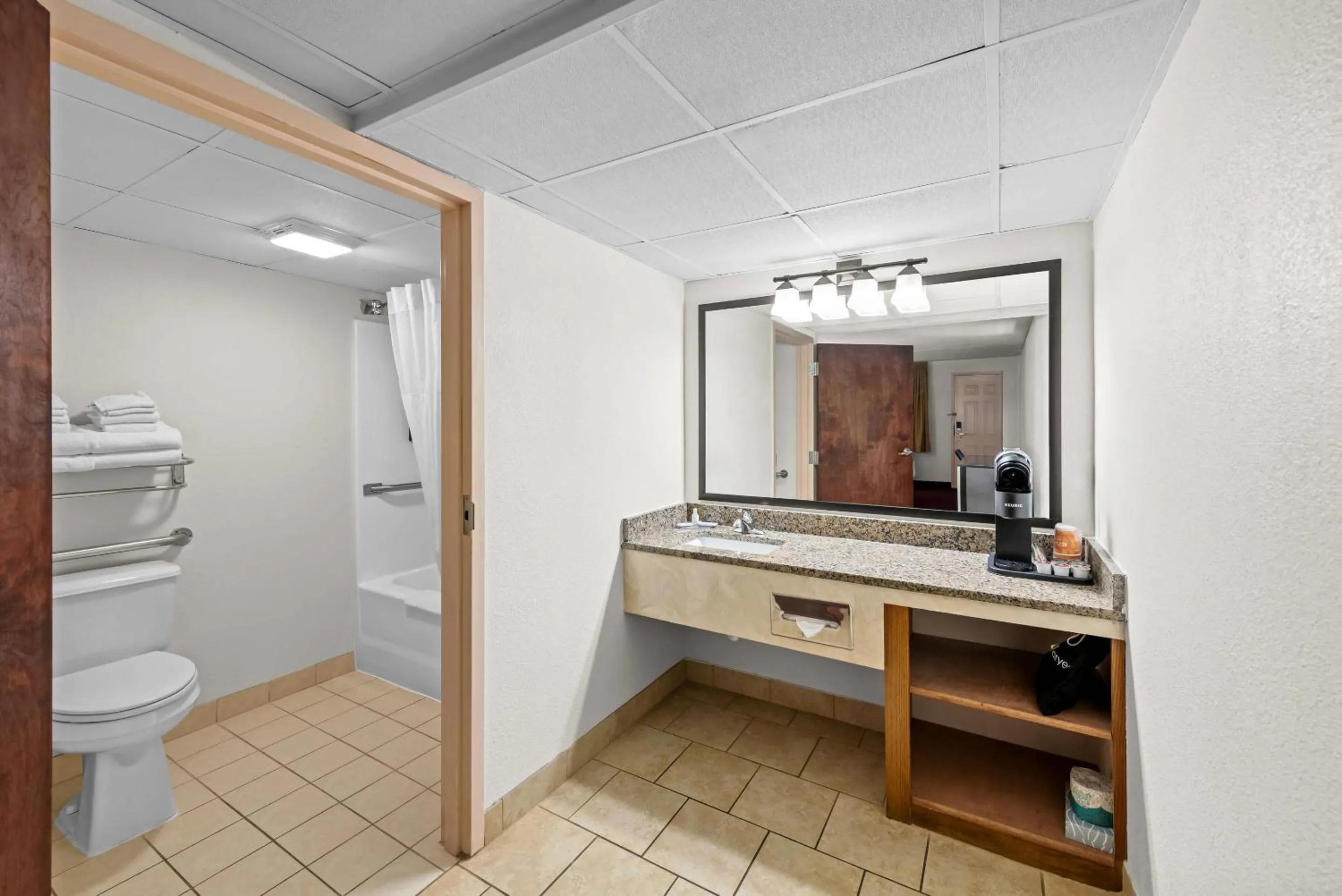 Bedroom in Clarion Inn Branson