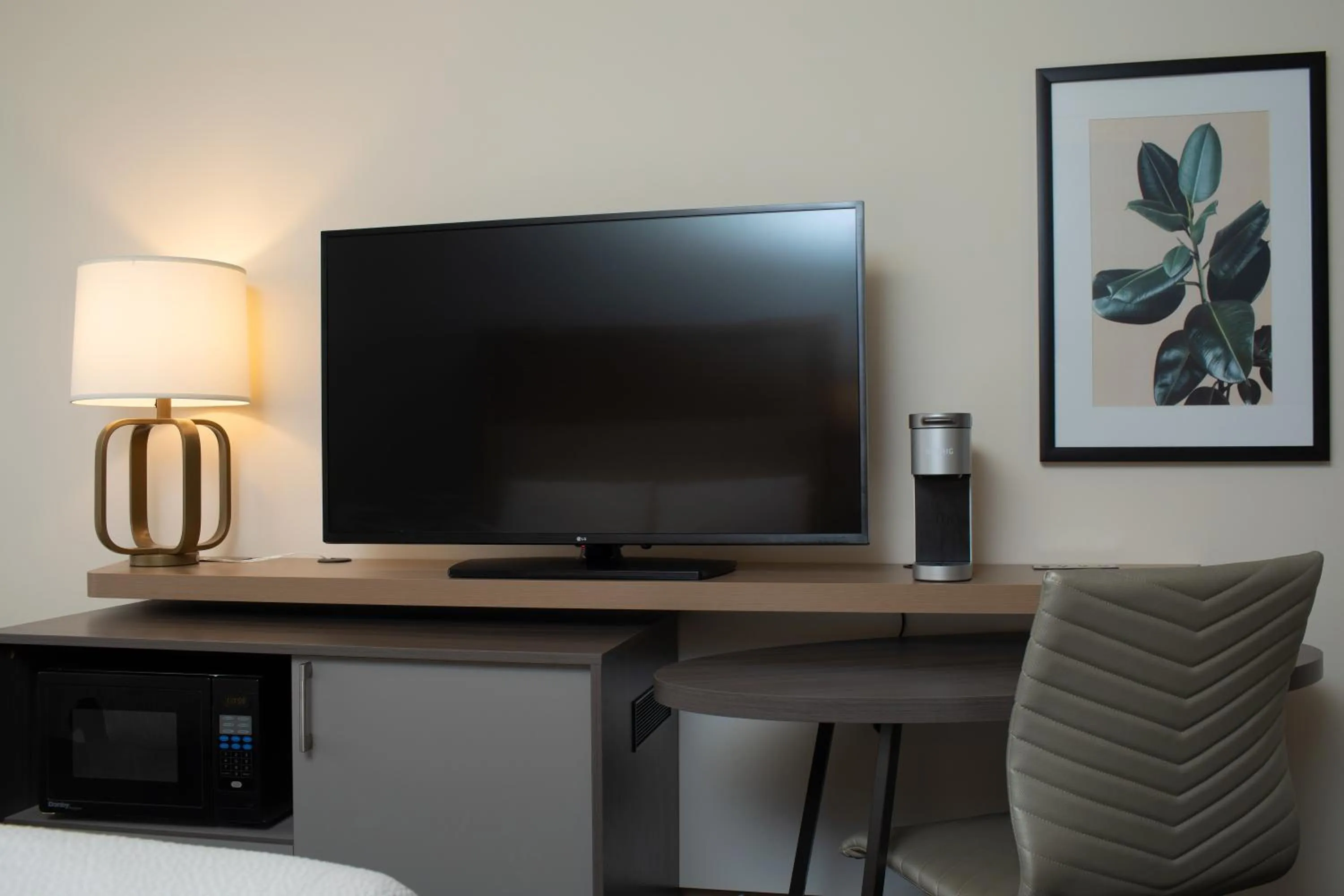 TV and multimedia in Holiday Inn Victoria - Elk Lake by IHG