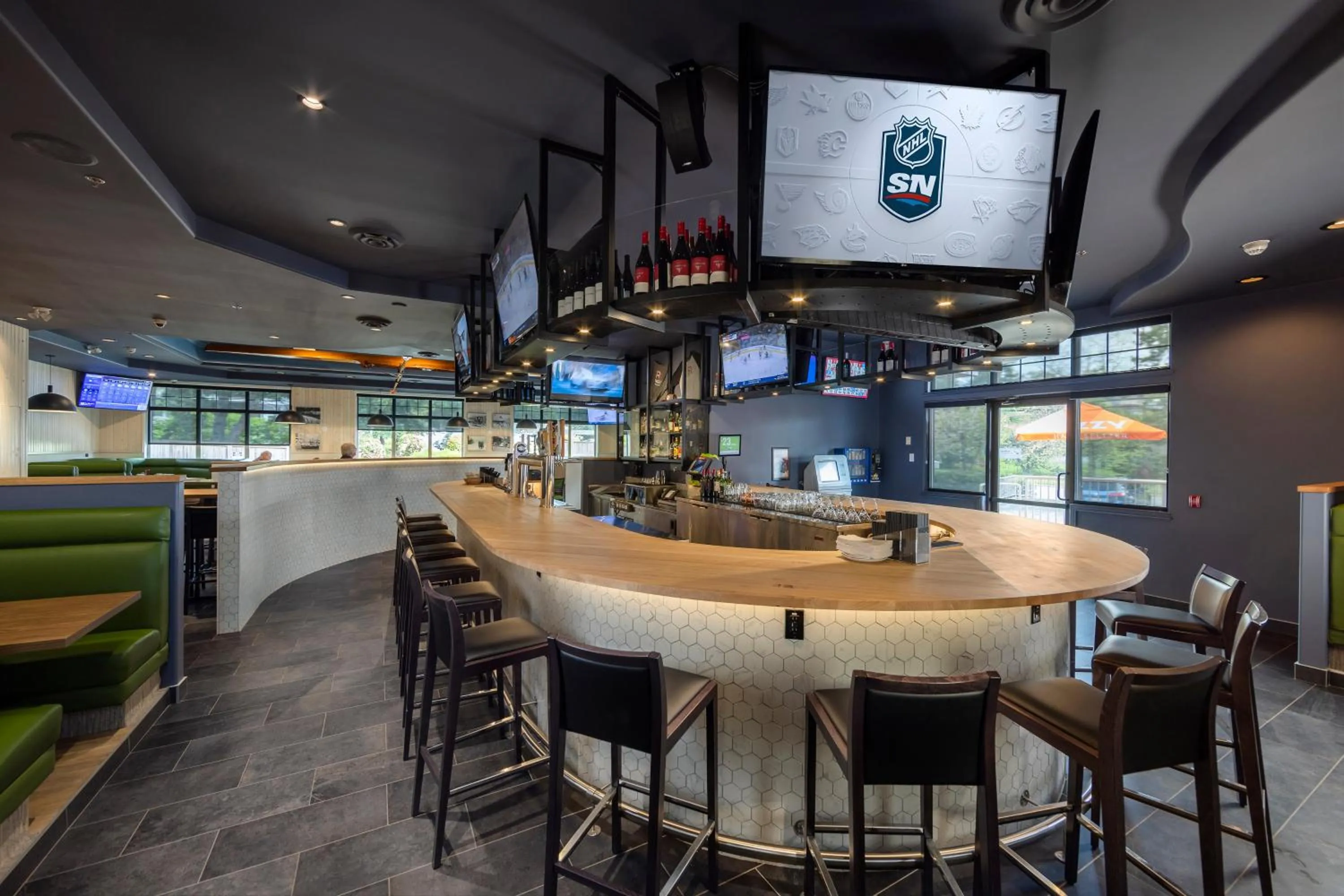 Restaurant/places to eat in Holiday Inn Victoria - Elk Lake by IHG