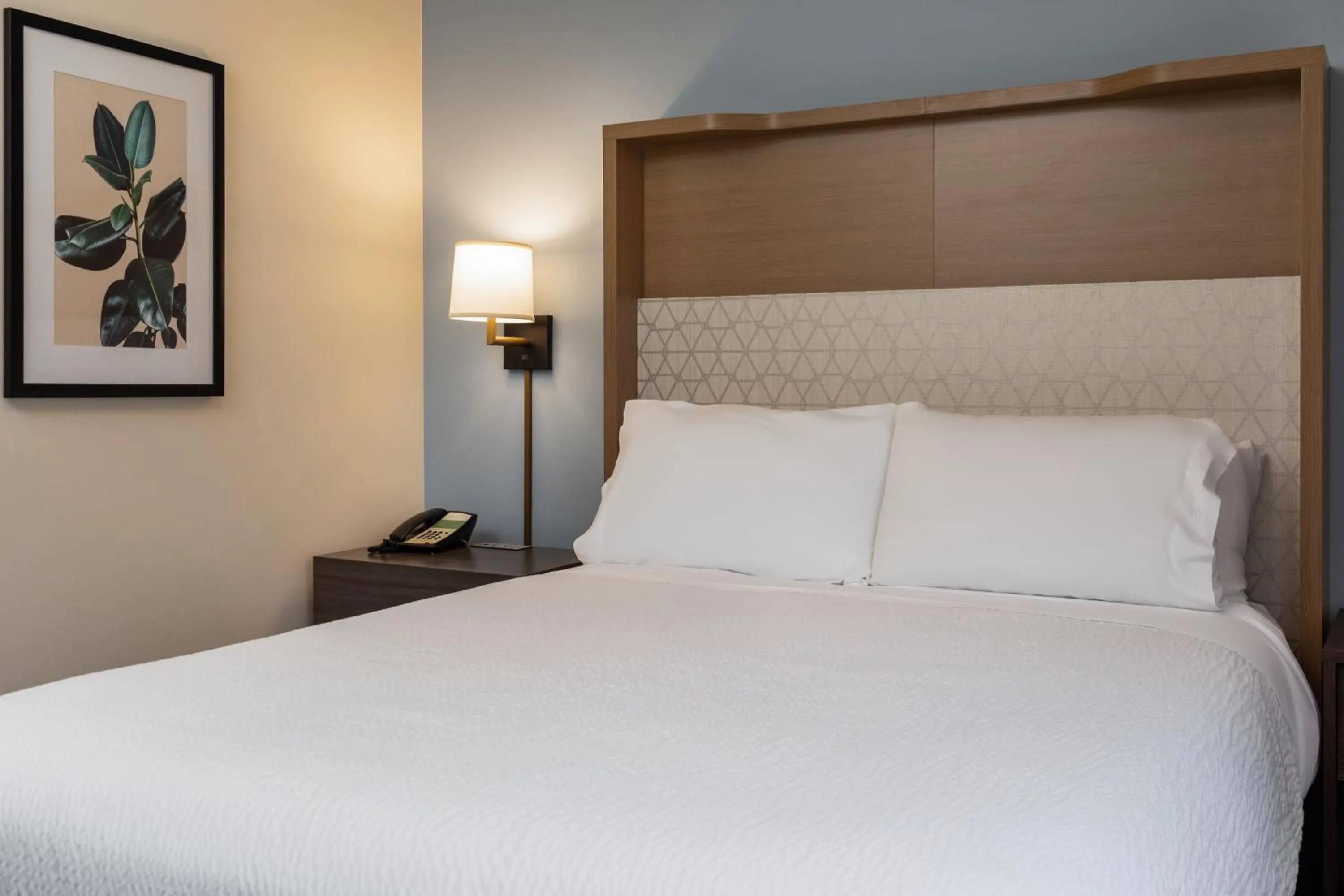 Bed in Holiday Inn Victoria - Elk Lake by IHG