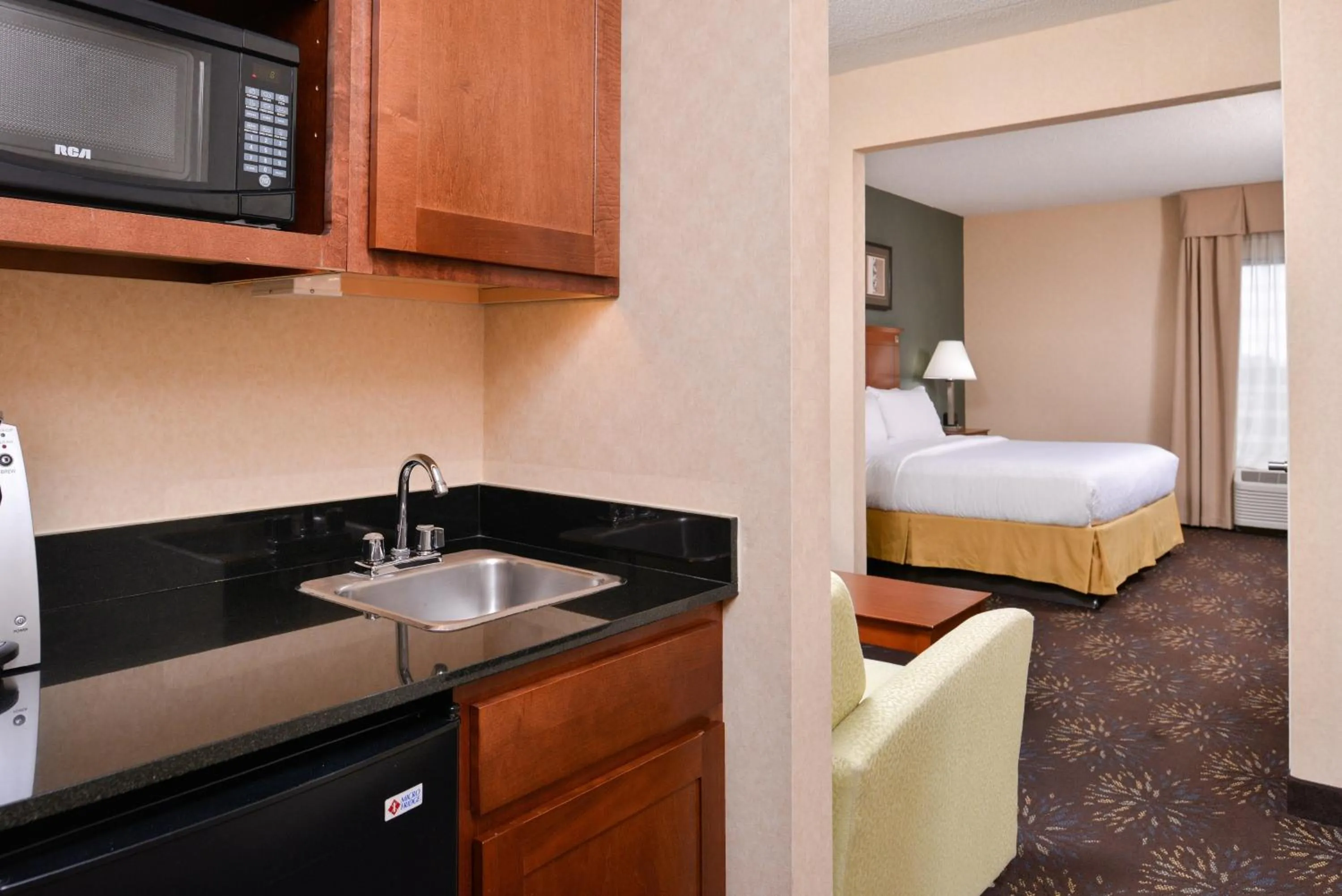 Photo of the whole room, Bed in Holiday Inn Express Hotel & Suites West Chester by IHG