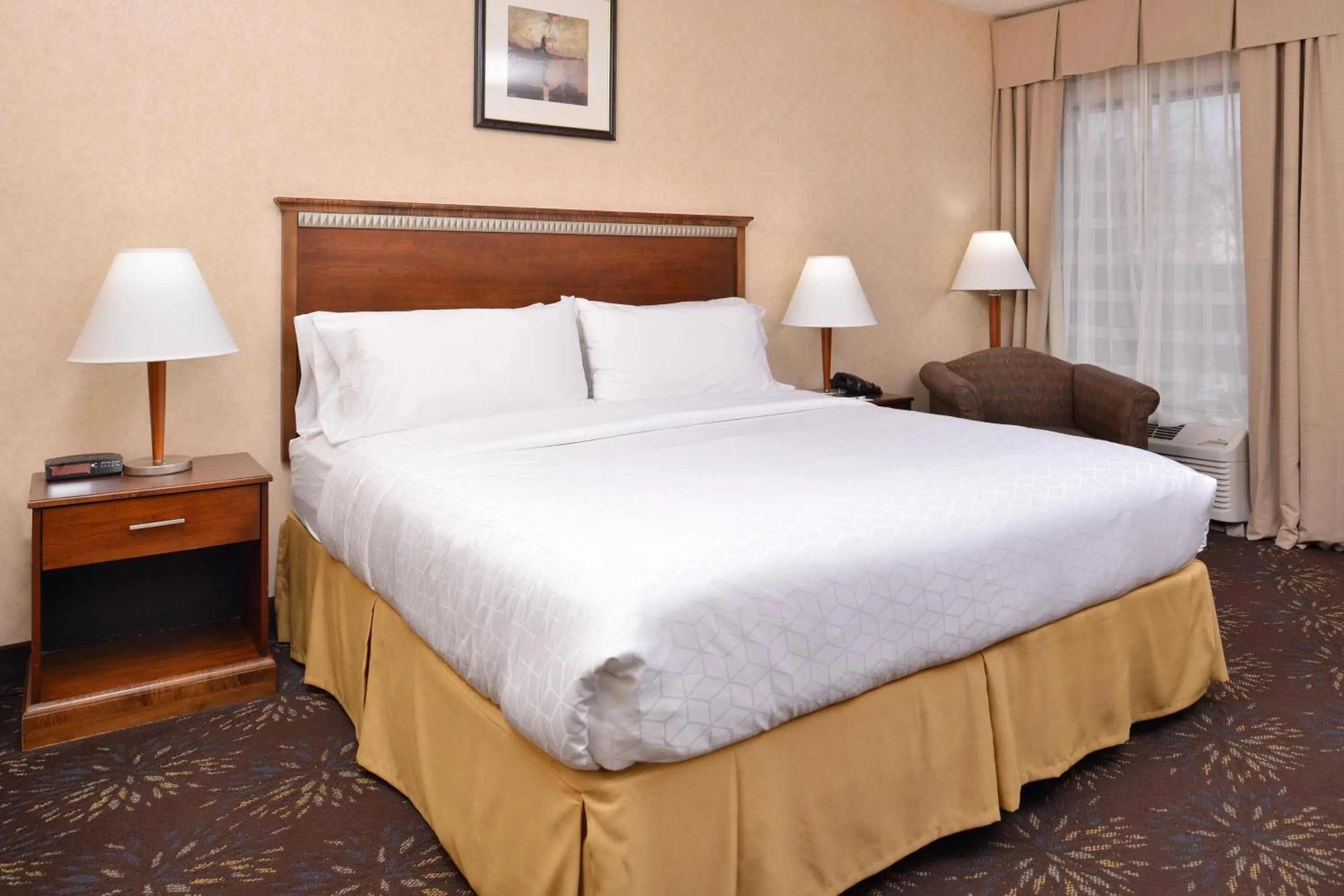 Photo of the whole room, Bed in Holiday Inn Express Hotel & Suites West Chester by IHG