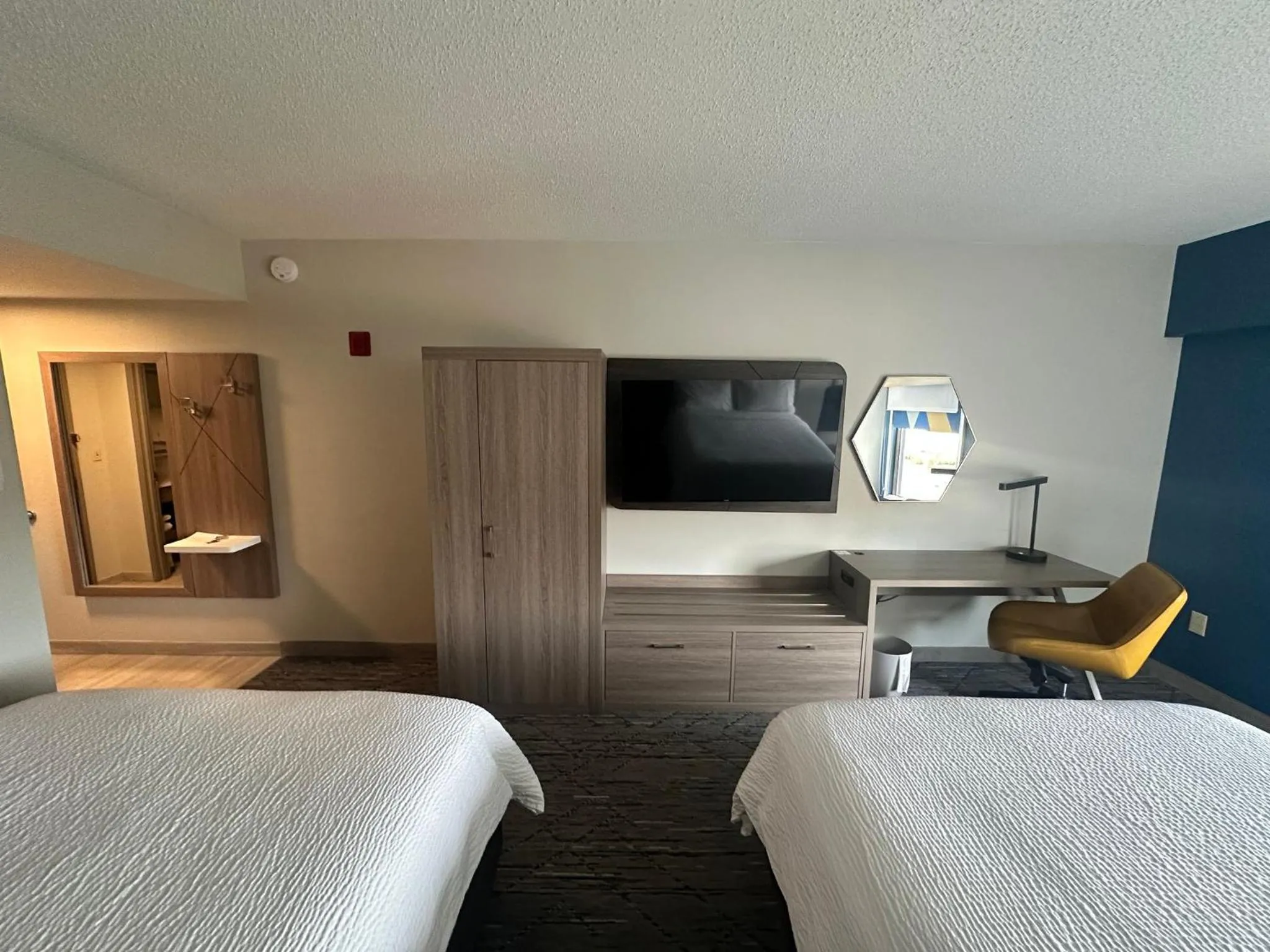 Photo of the whole room, Bed in Holiday Inn Express Hotel & Suites West Chester by IHG