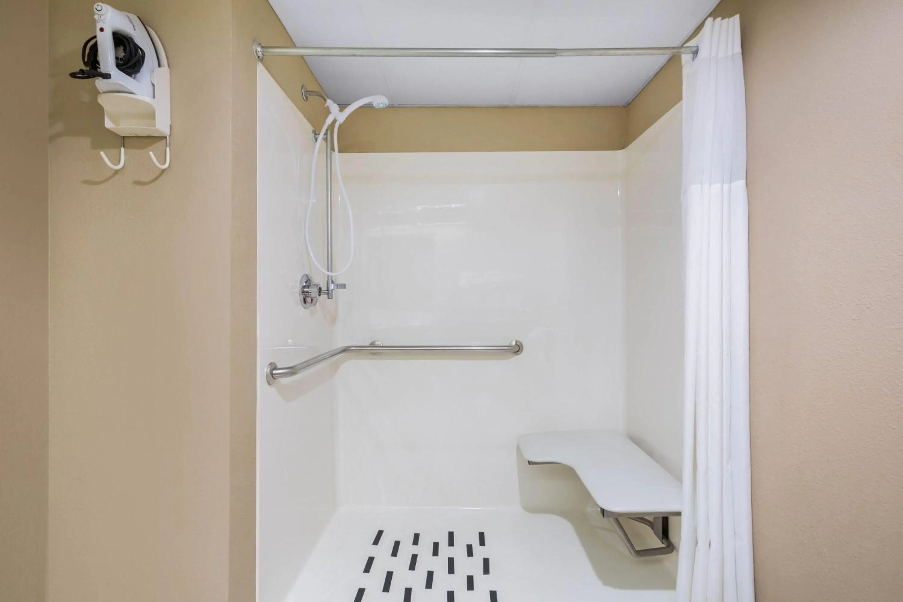 Shower in Days Inn & Suites by Wyndham Cuba
