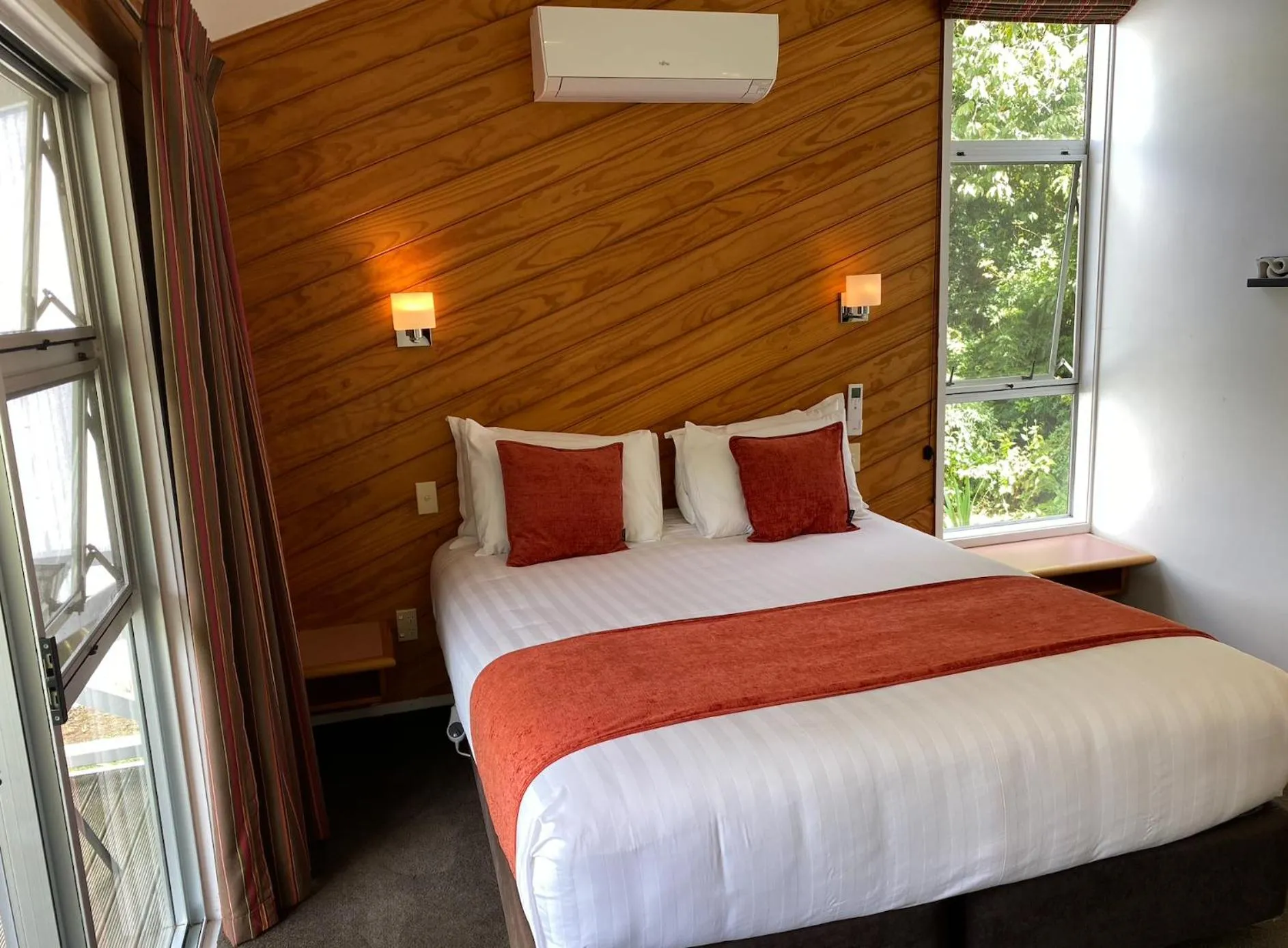 Bed in Colonial House Motel