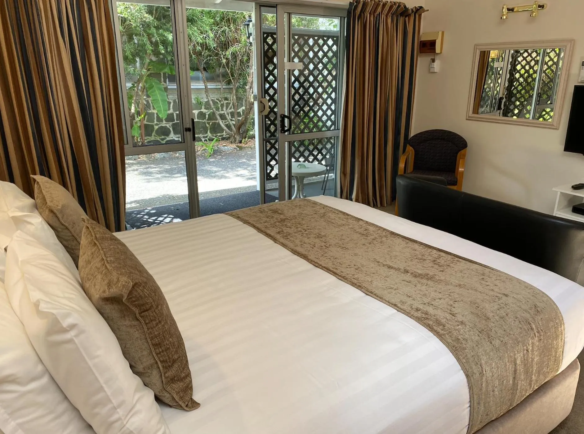 Bed in Colonial House Motel