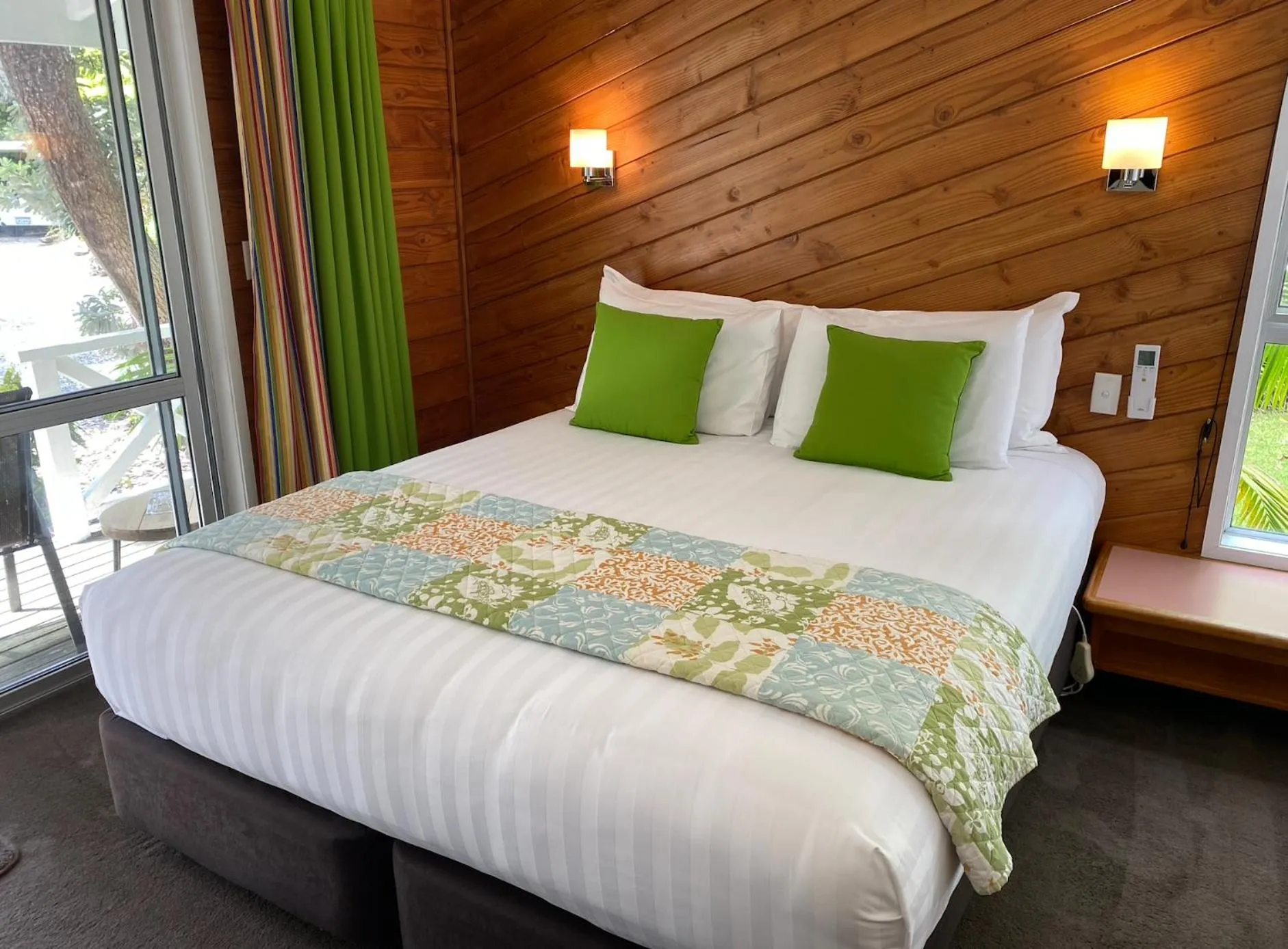 Bed in Colonial House Motel