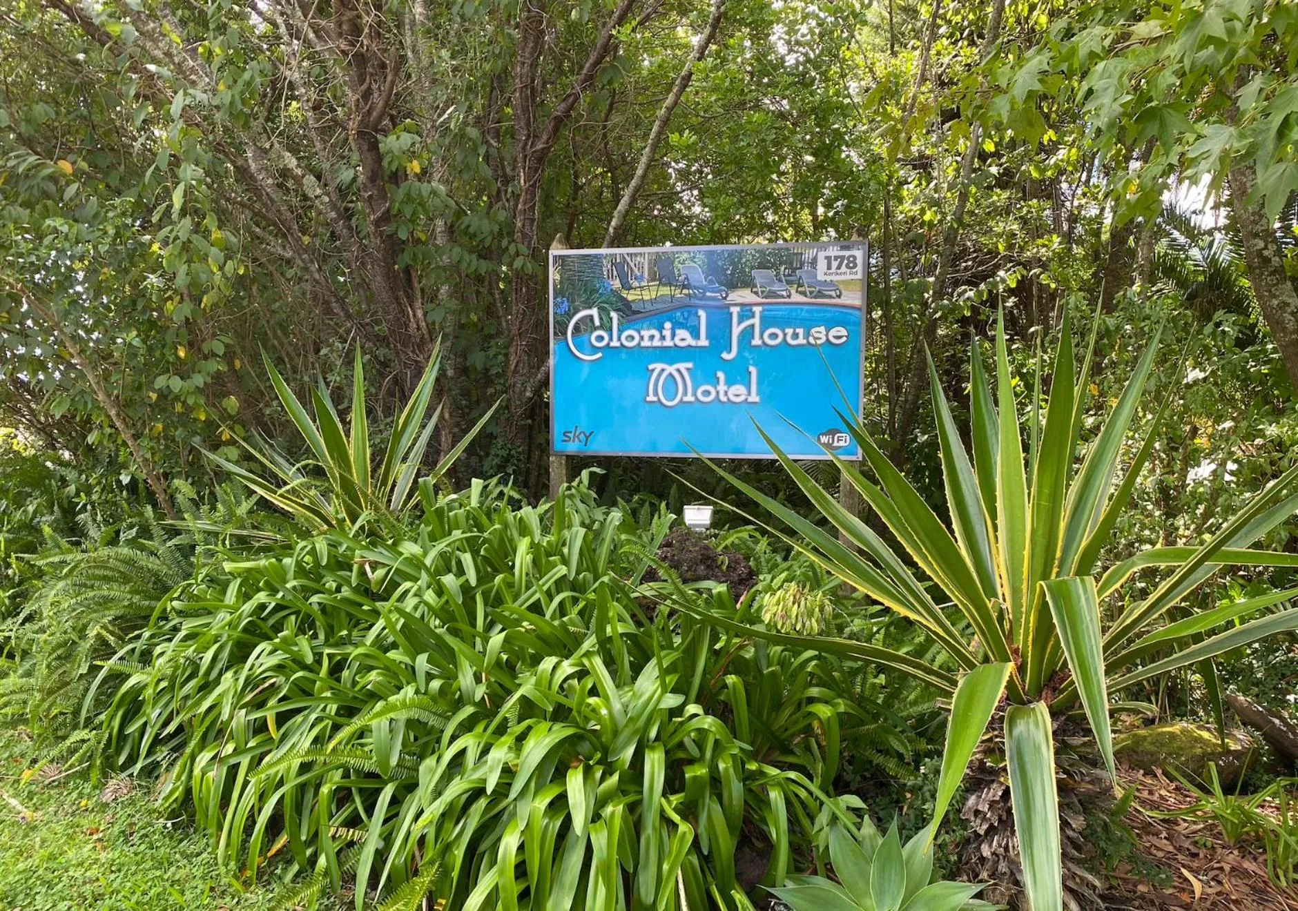 Property logo or sign in Colonial House Motel