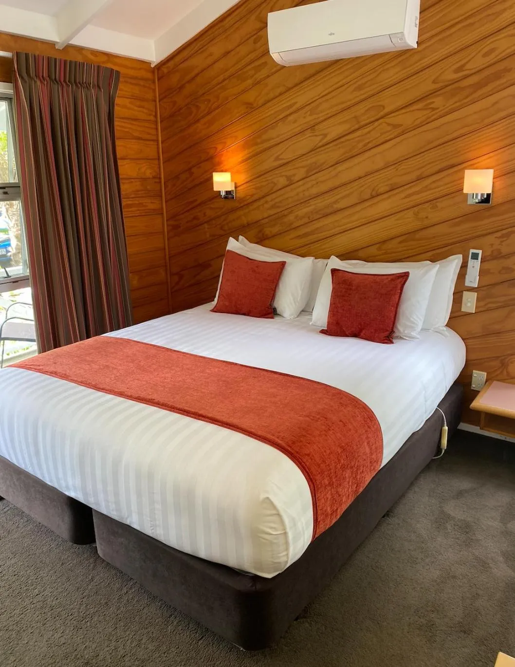 Bed in Colonial House Motel