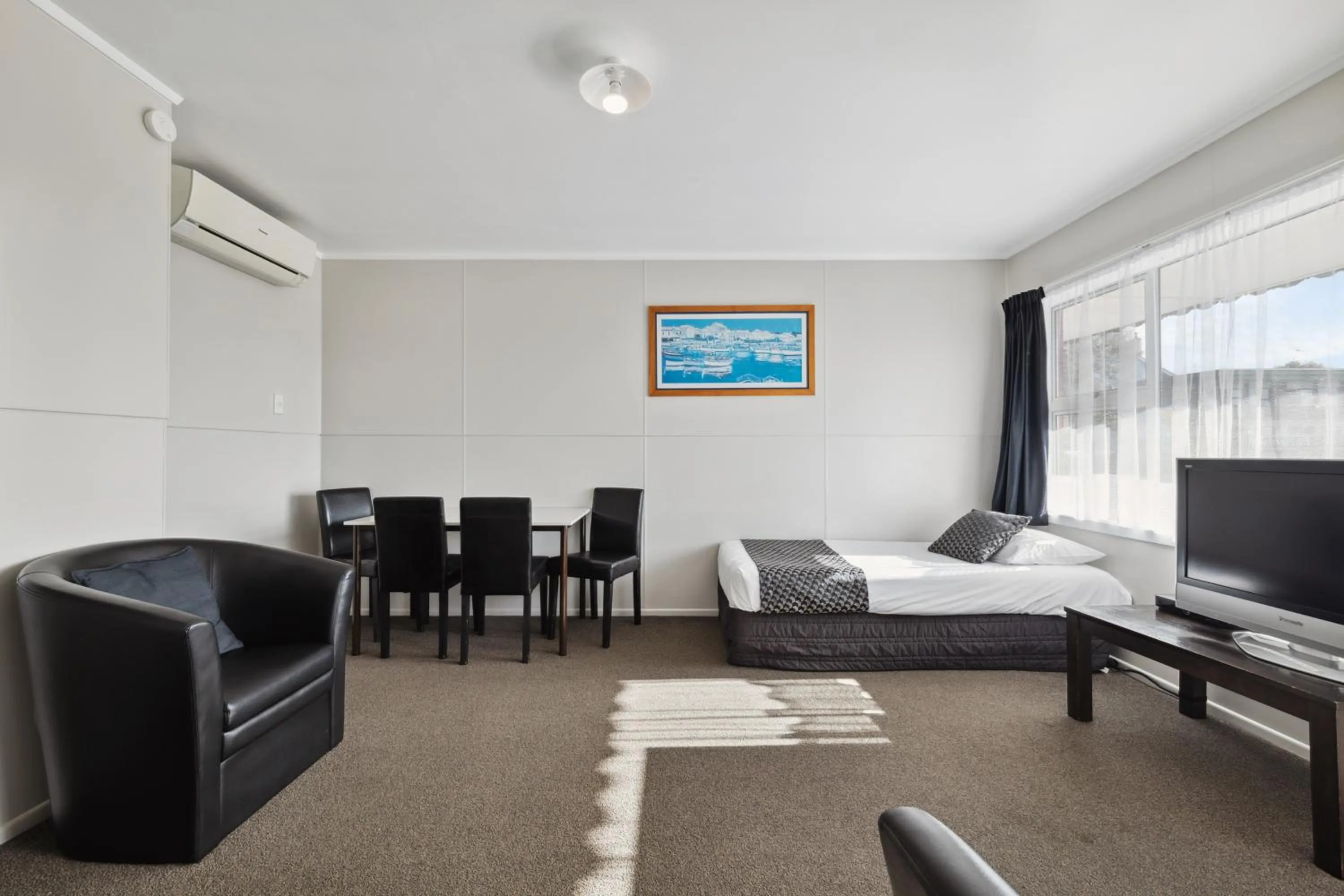 Seating area in Flamingo Motel