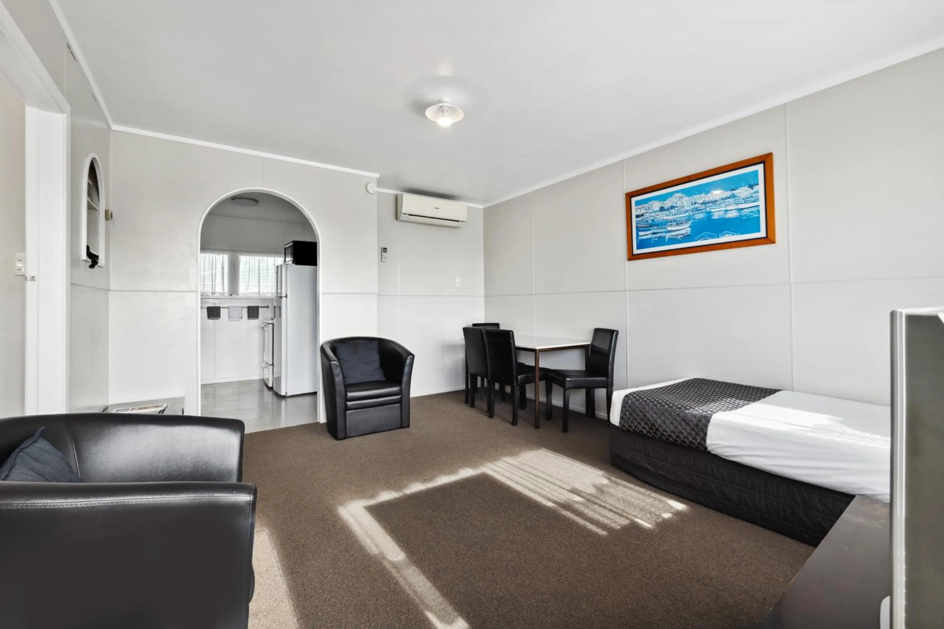 Bed in Flamingo Motel