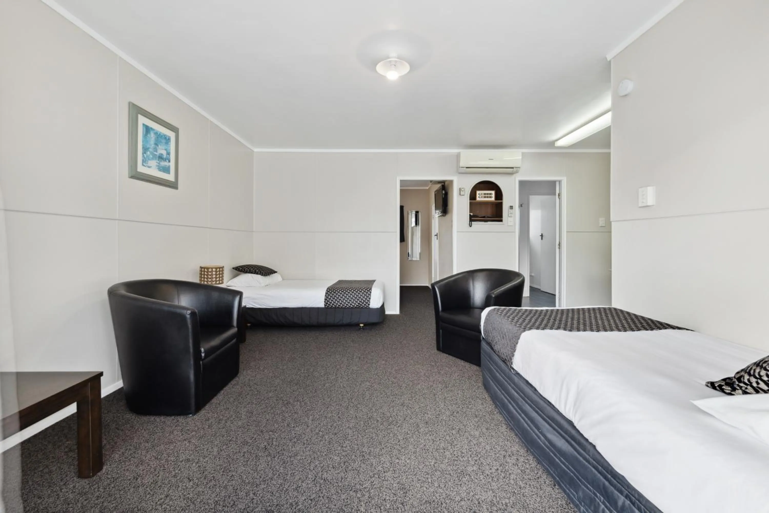 Bed in Flamingo Motel