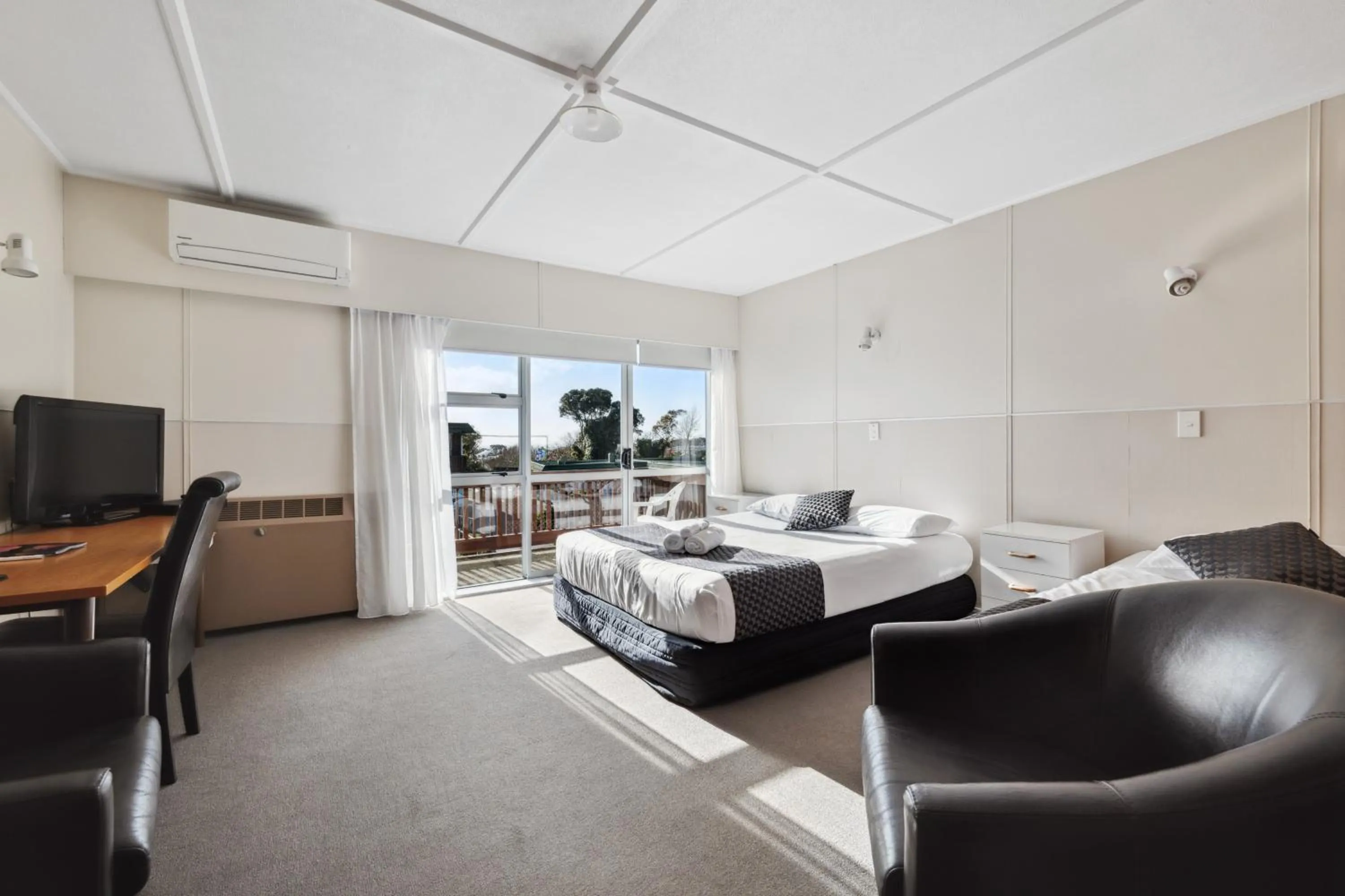 Bed in Flamingo Motel