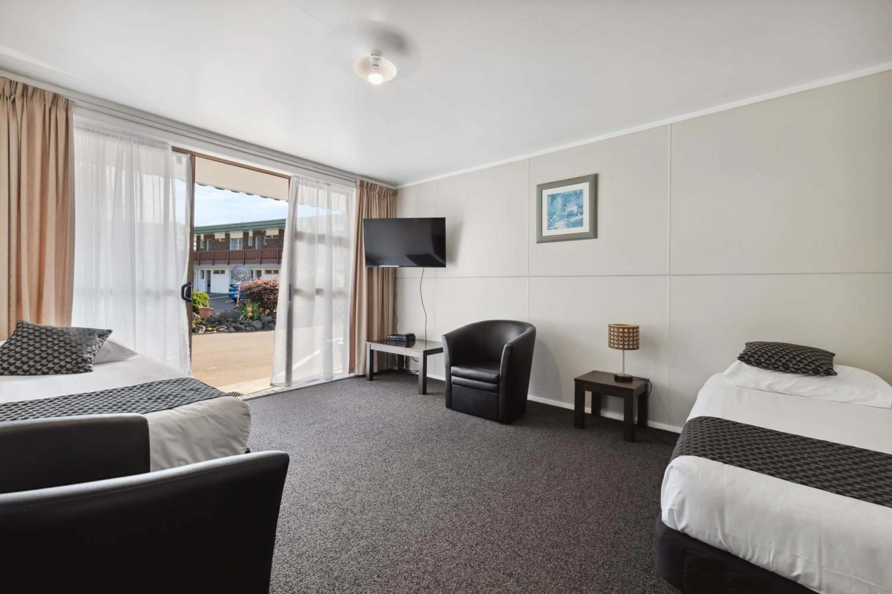 Facade/entrance, Bed in Flamingo Motel