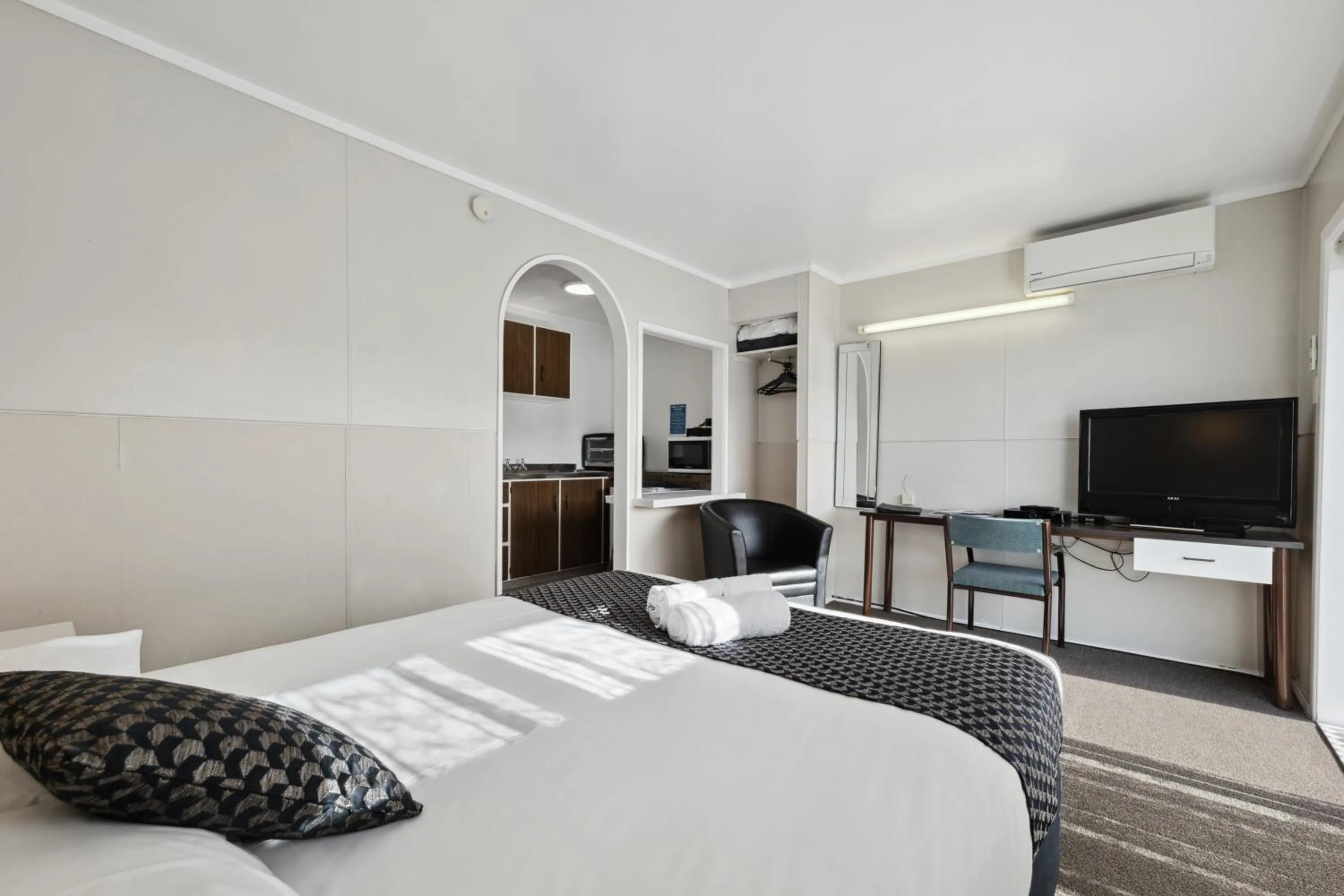 Bed in Flamingo Motel