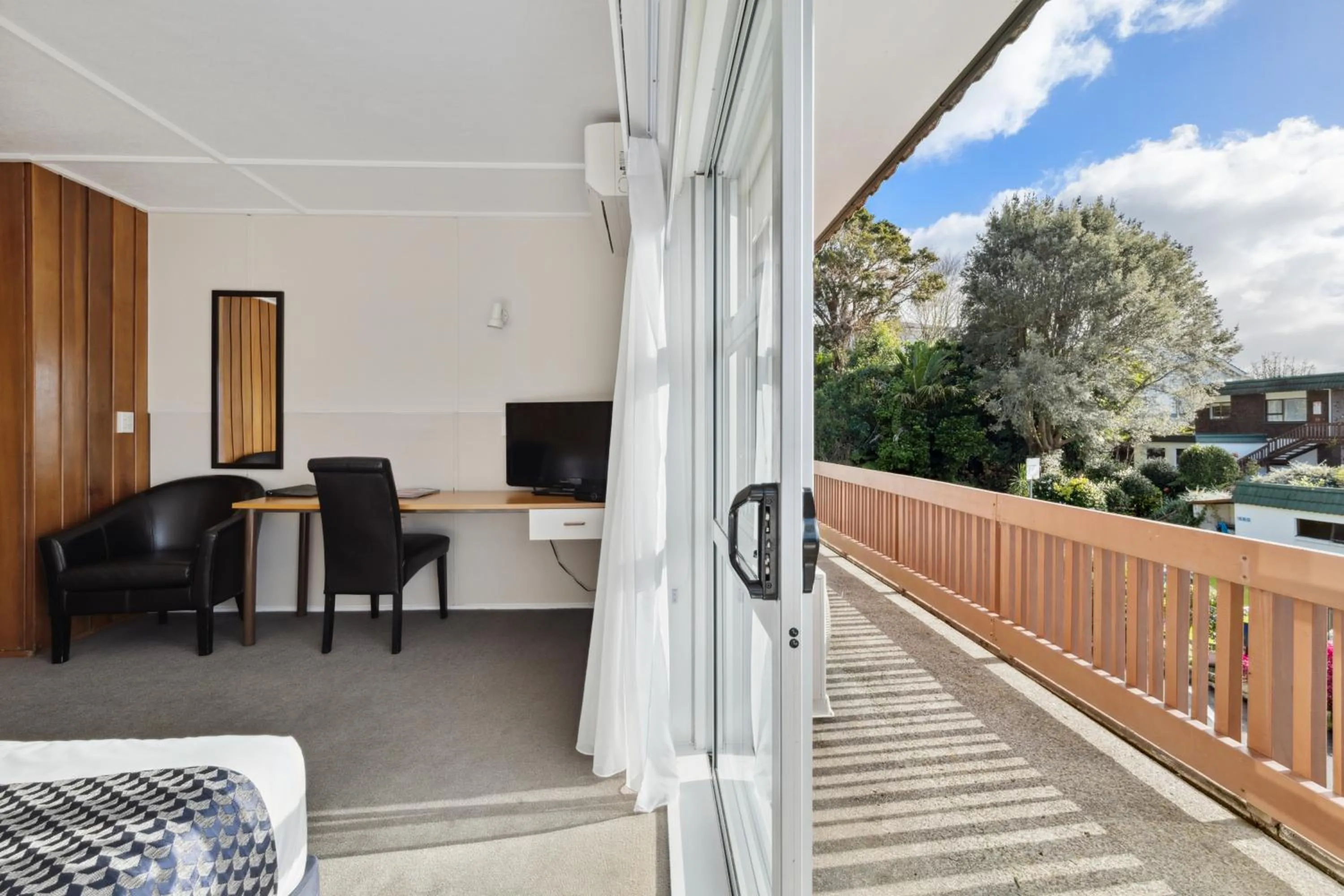 Bed in Flamingo Motel