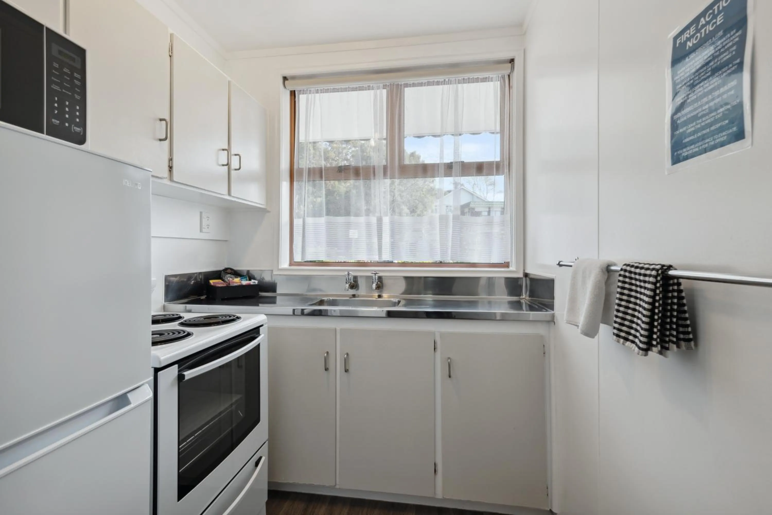 kitchen in Flamingo Motel