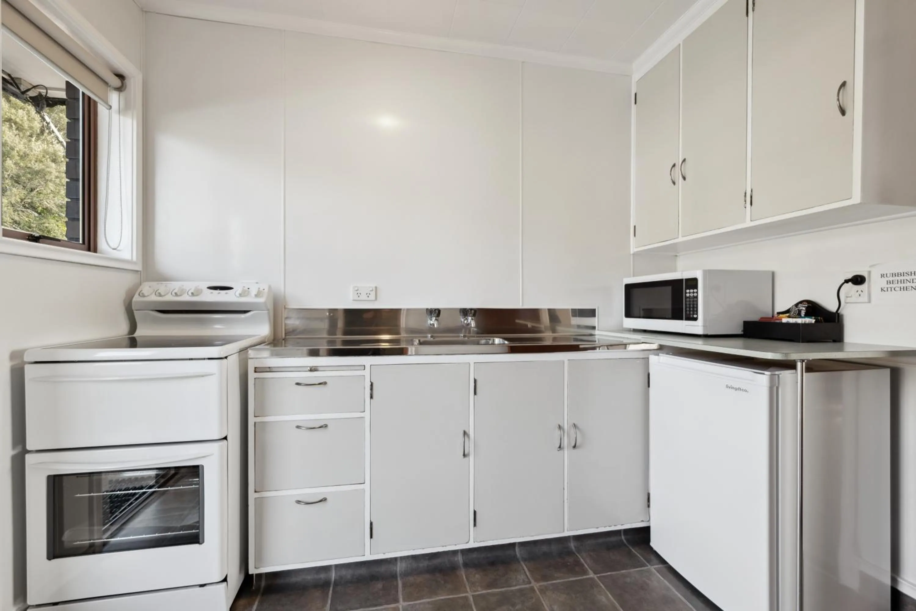 microwave in Flamingo Motel